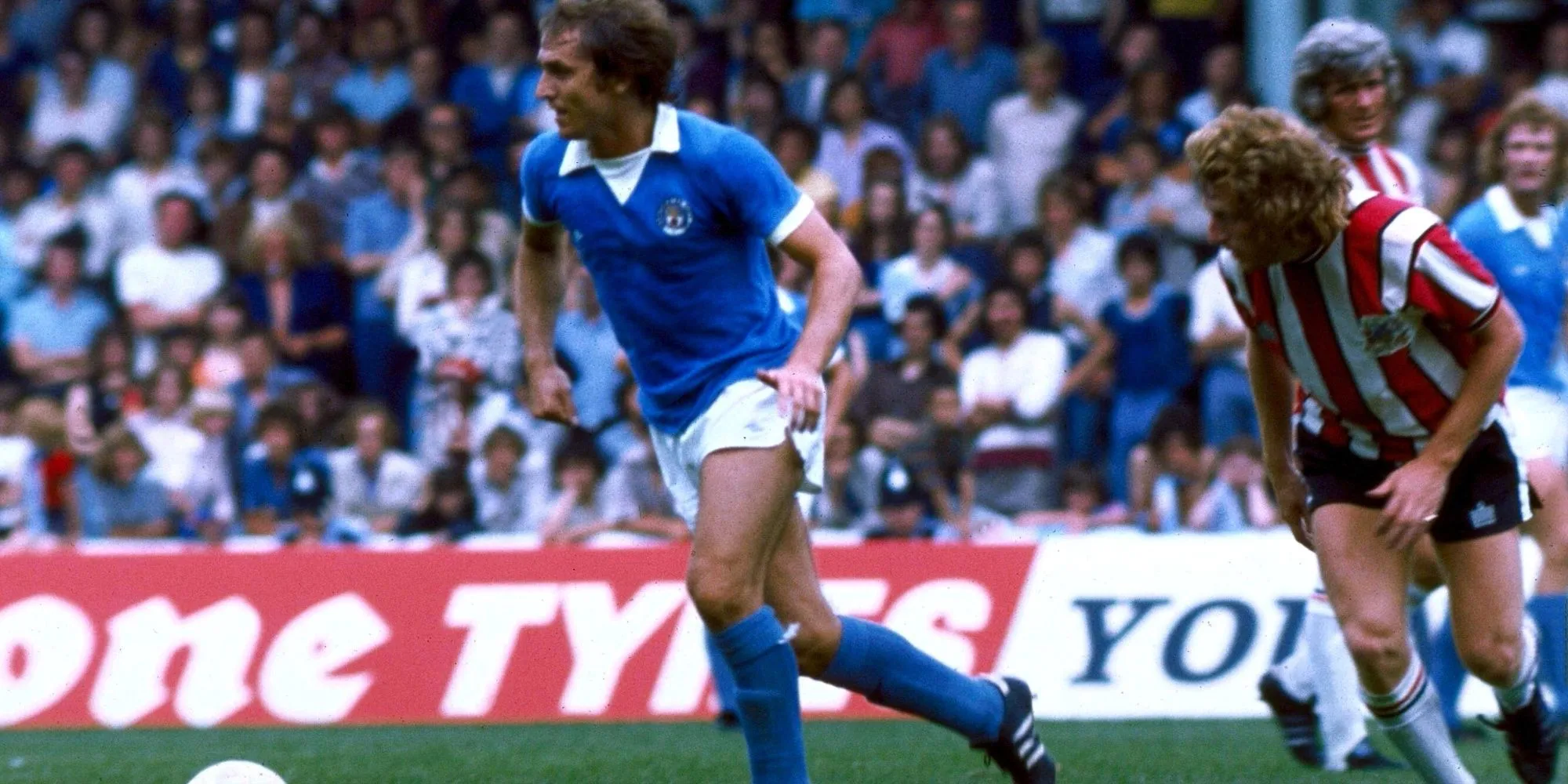 Dennis Tueart, người hùng của Man City với cú xe đạp chổng ngược kinh điển ở chung kết League Cup 1976