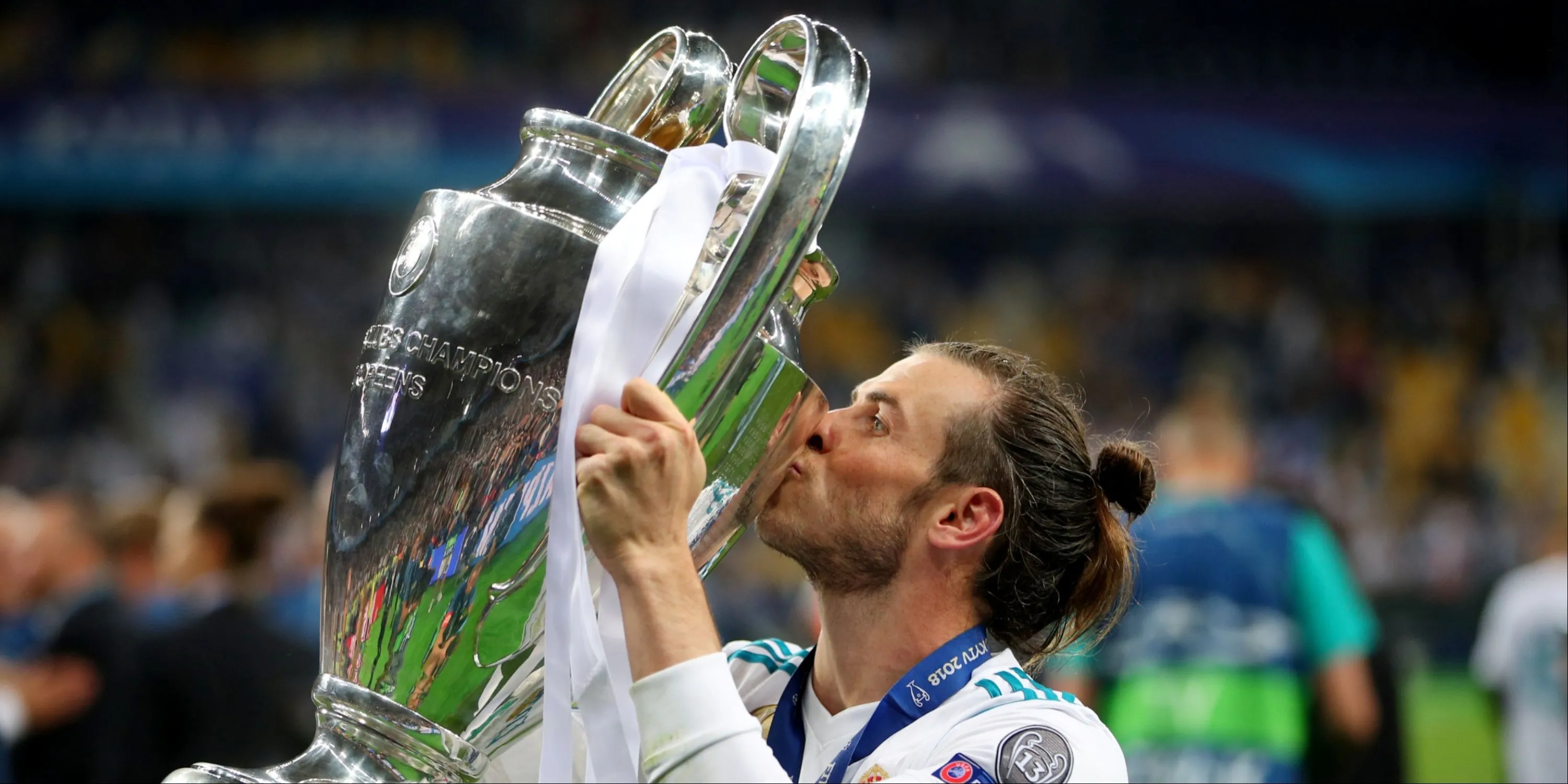 Gareth Bale cùng các đồng đội Real Madrid nâng cao chiếc cúp danh giá, minh chứng cho một mùa giải 2016/2017 đầy thành công