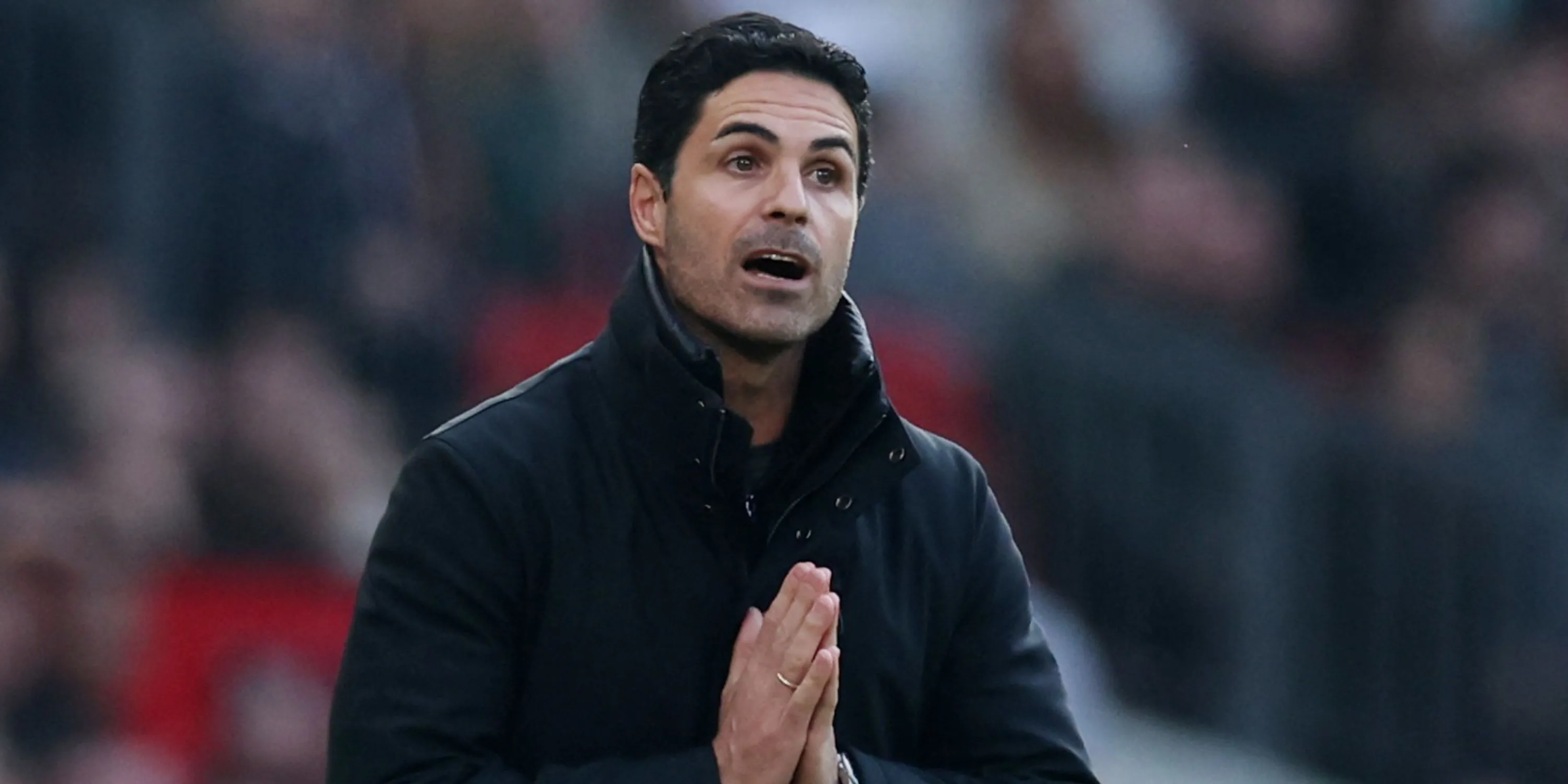 HLV Mikel Arteta chỉ đạo bên đường biên trong một trận đấu của Arsenal tại Ngoại hạng Anh