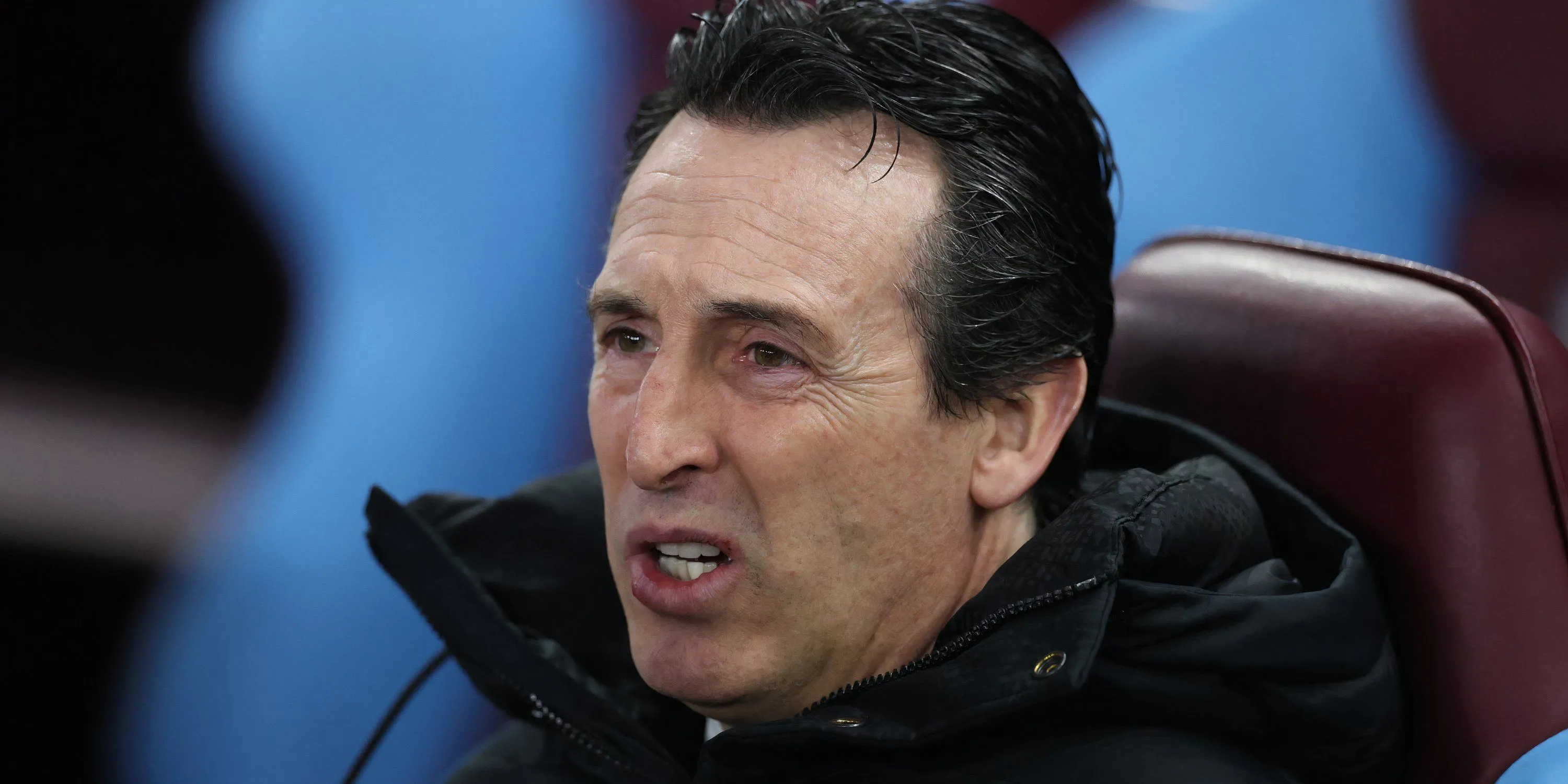 HLV Unai Emery của Aston Villa đang chỉ đạo bên ngoài đường biên