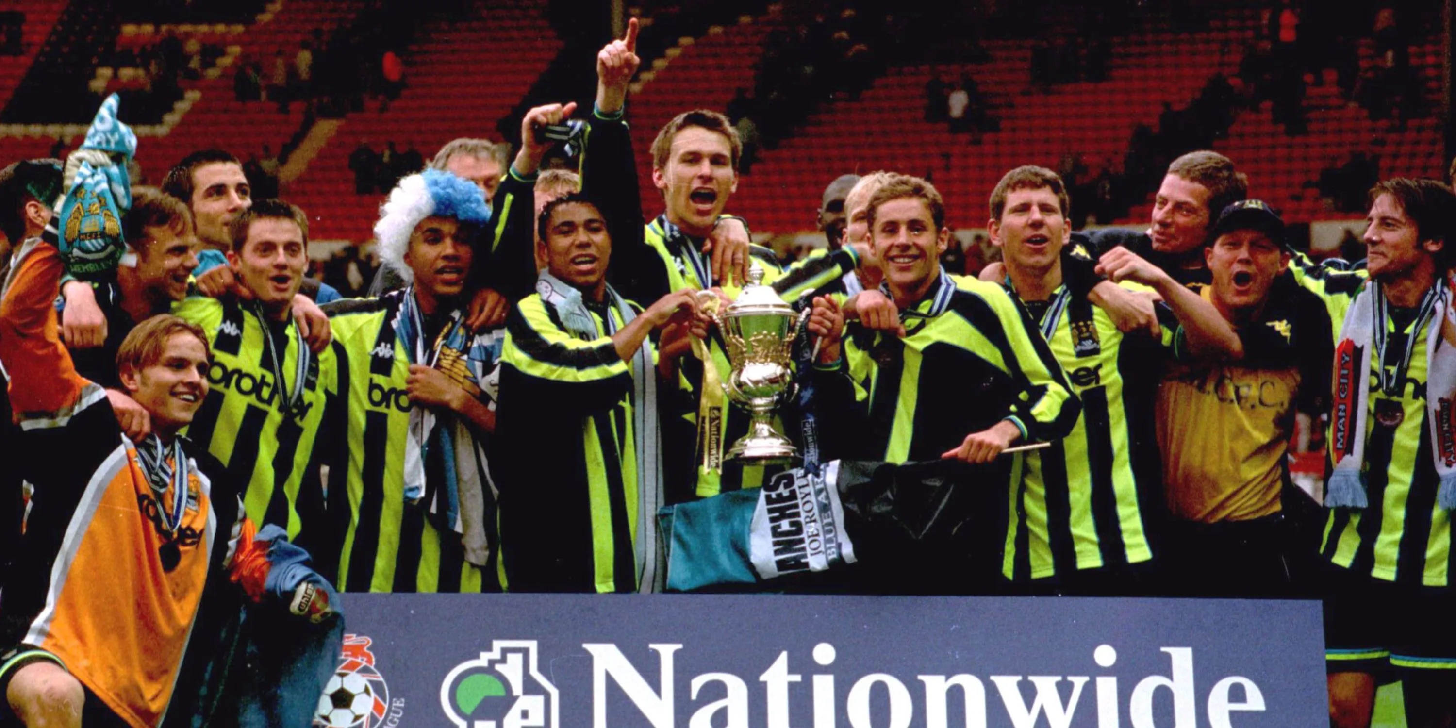 Manchester City giành chiến thắng kịch tính trong trận chung kết play-off thăng hạng