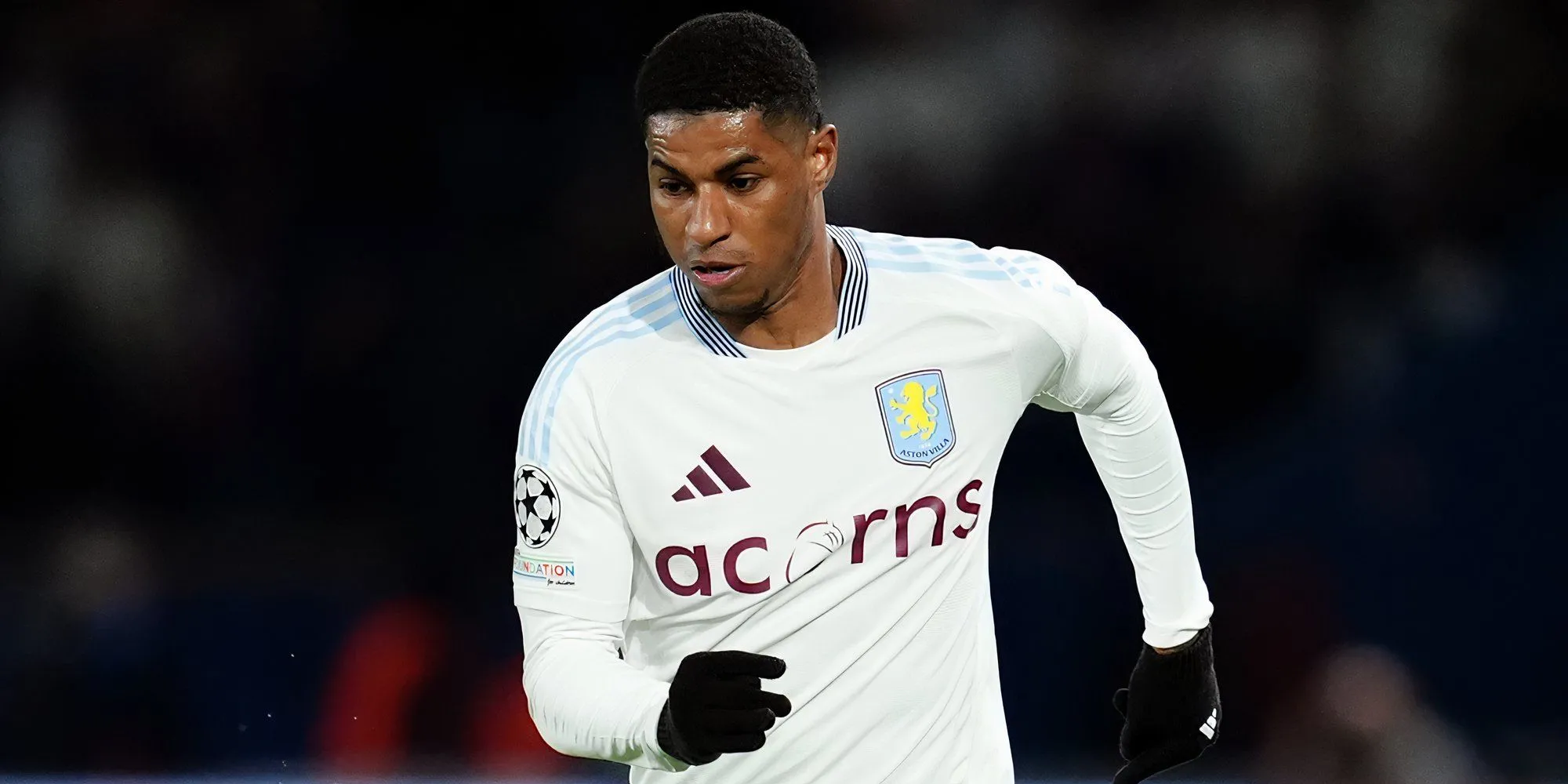 Marcus Rashford trong màu áo Aston Villa, sự xuất hiện của anh tạo thêm sự cạnh tranh trên hàng công.
