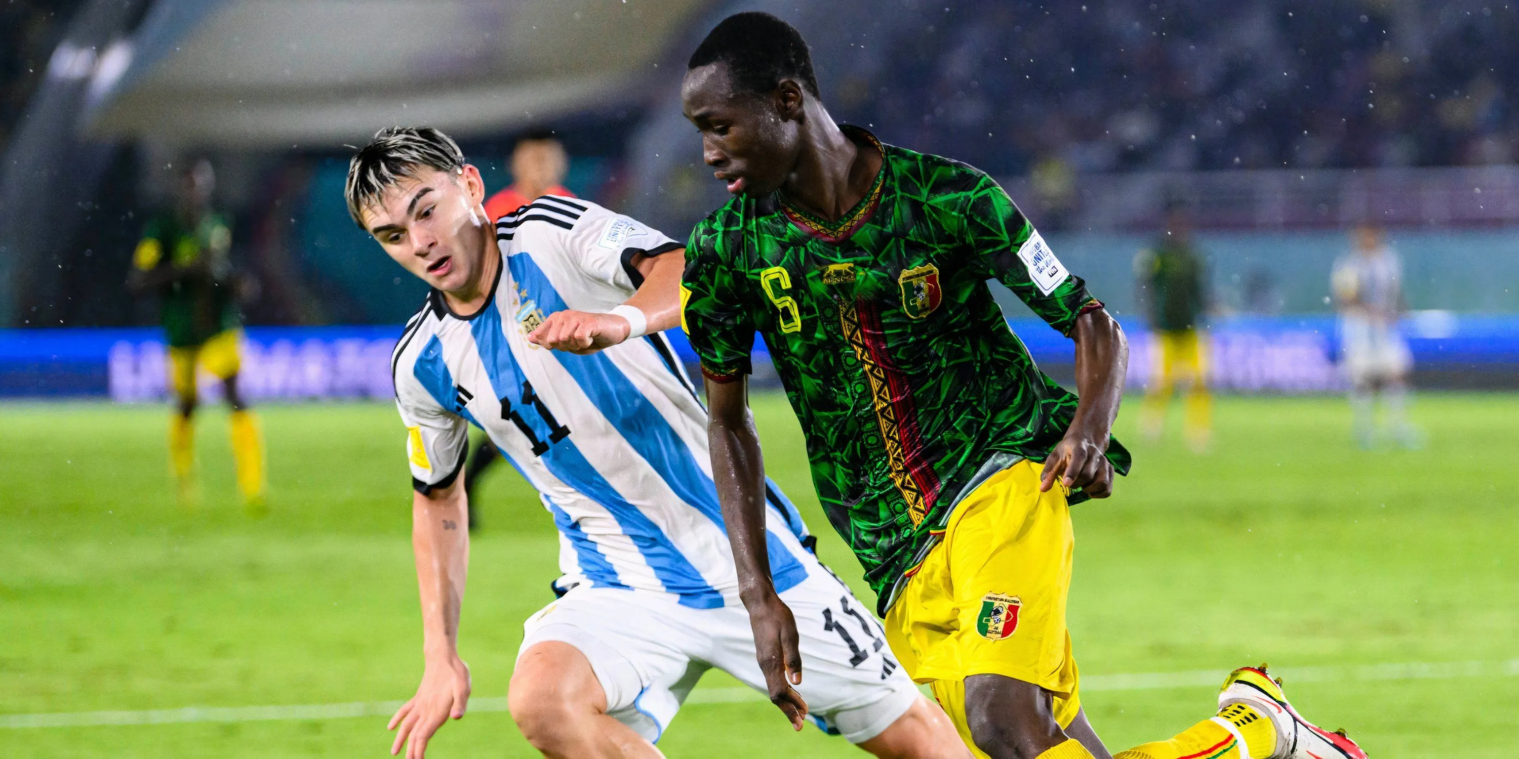 Sekou Kone thi đấu cho U17 Mali trong một trận đấu