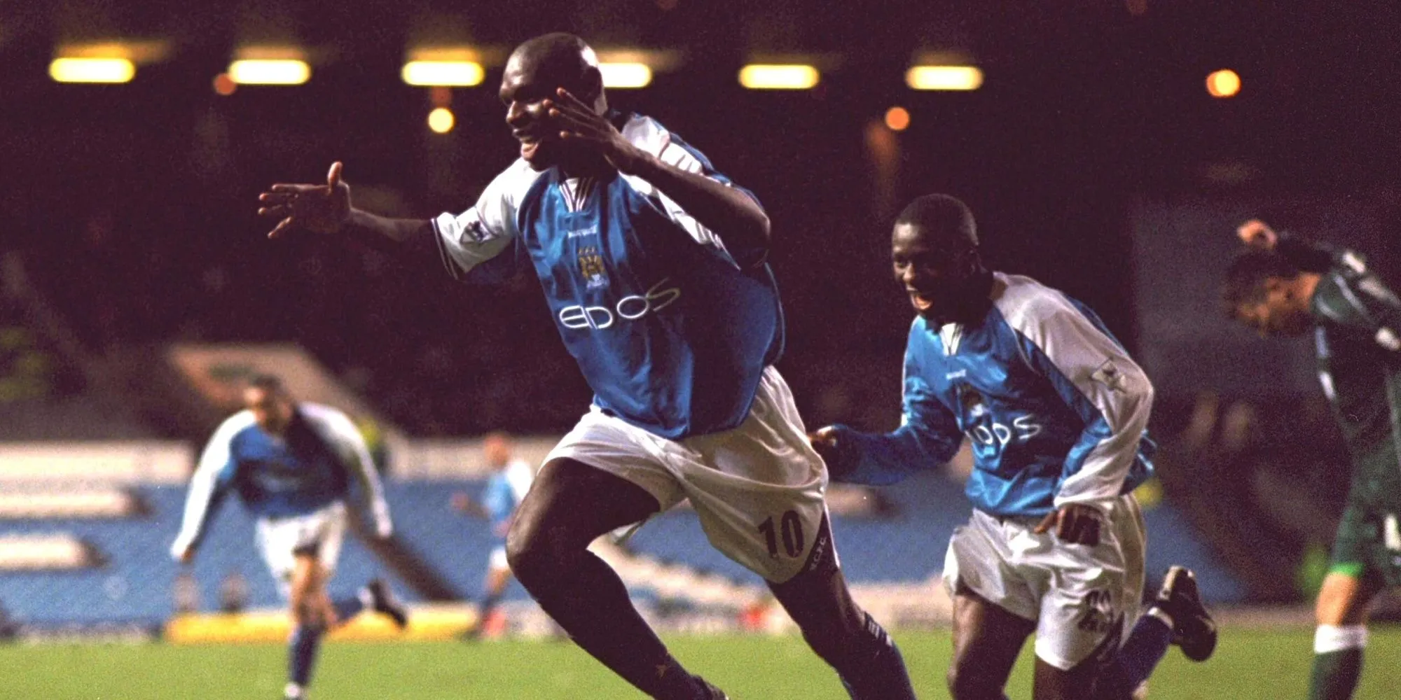 Shaun Goater ăn mừng bàn thắng cho Manchester City