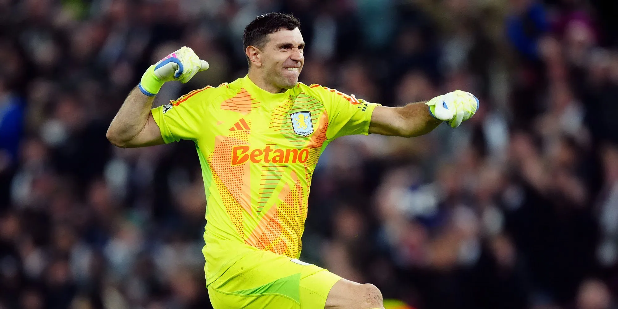 Thủ môn Emiliano Martinez của Aston Villa, người đang là mục tiêu của các CLB Saudi Pro League.