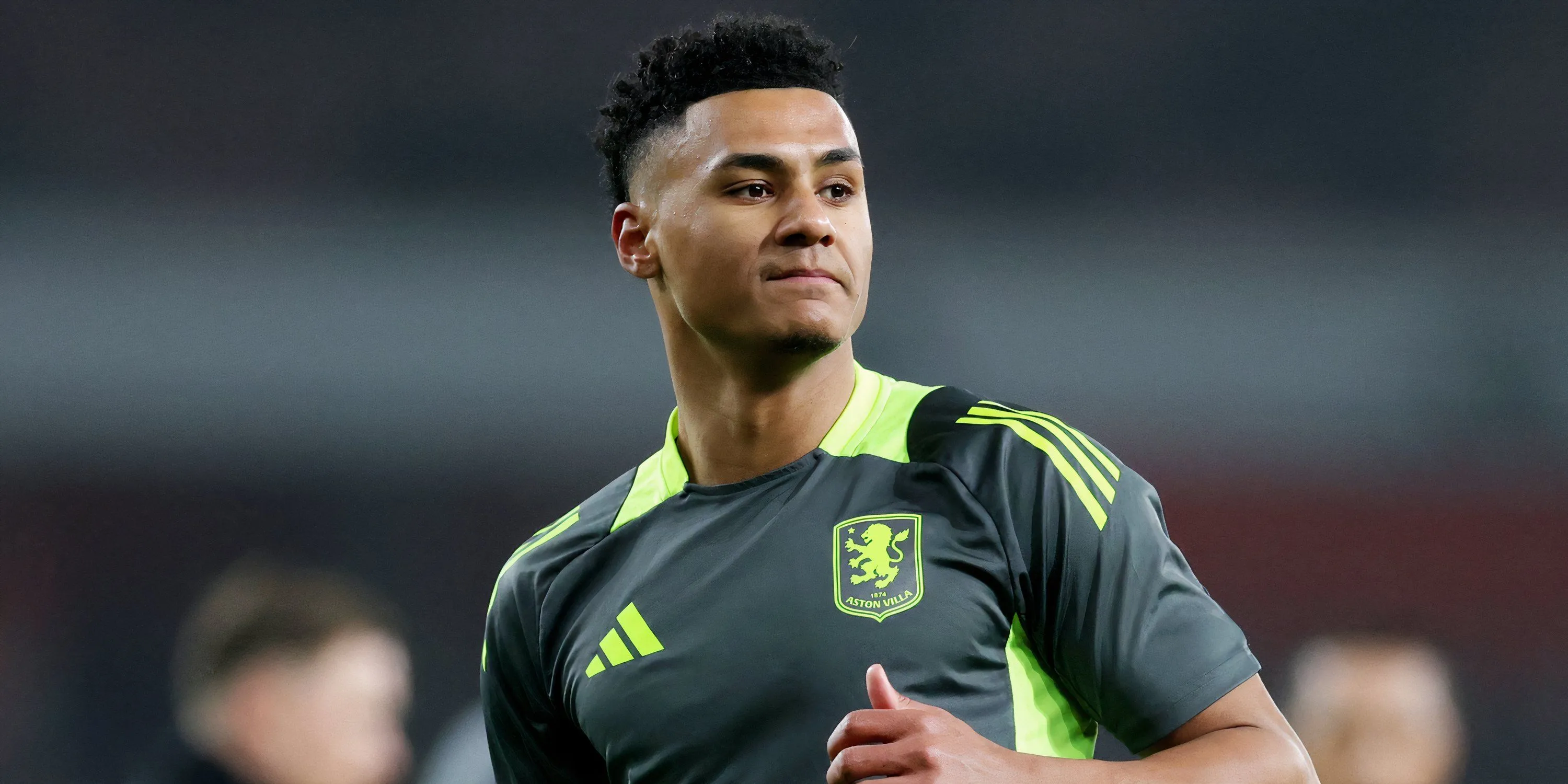 Tiền đạo Ollie Watkins của Aston Villa khởi động trước trận đấu, tương lai của anh tại Villa Park không chắc chắn.