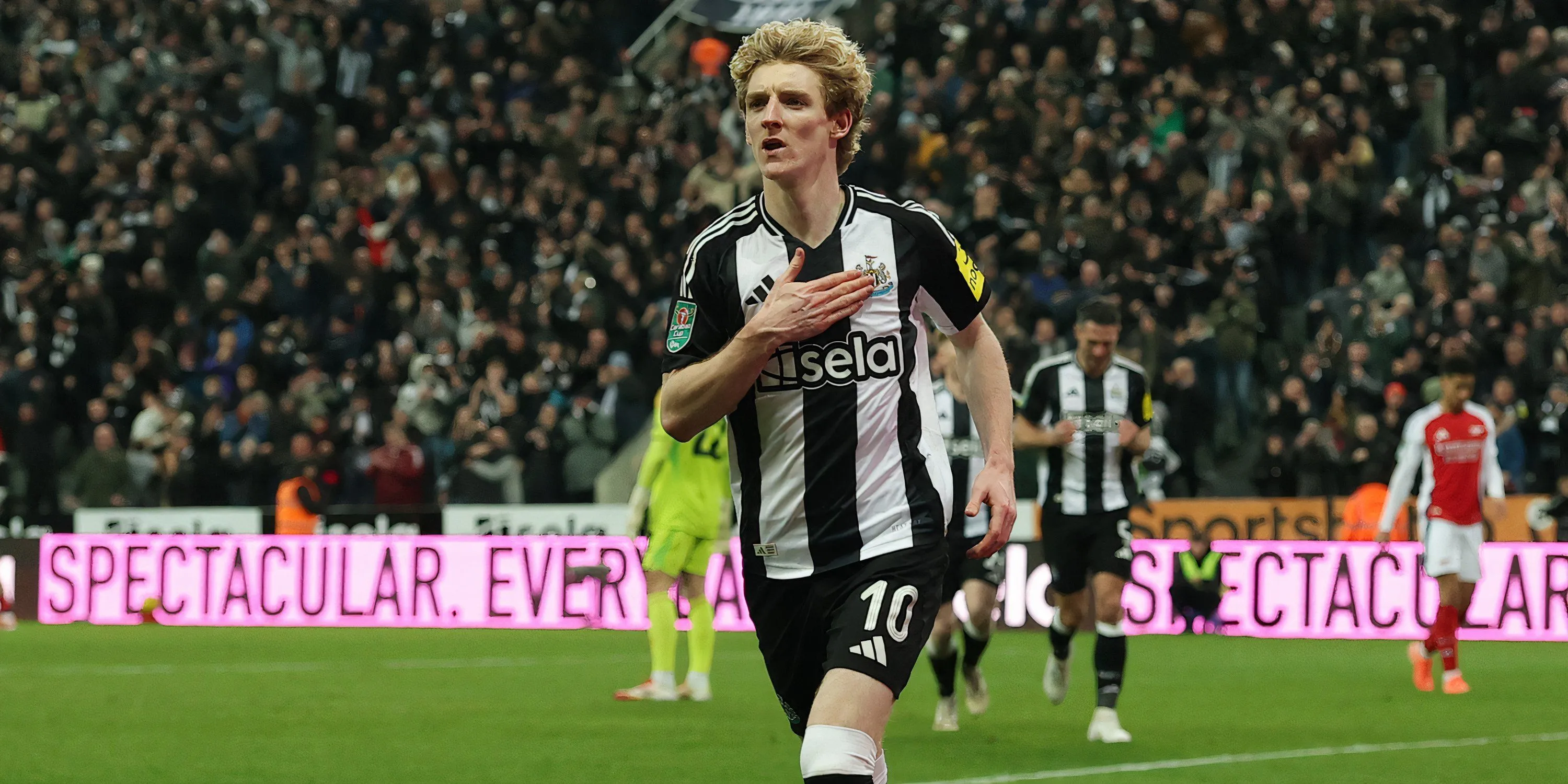 Anthony Gordon của Newcastle United cùng HLV Eddie Howe