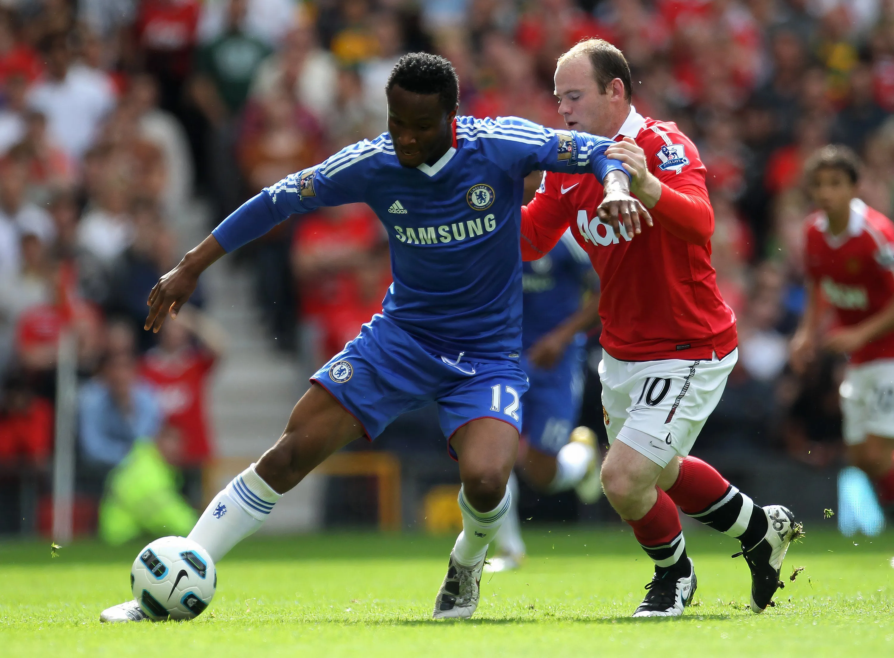 Cảnh trận đấu giữa Chelsea và Manchester United tại Ngoại hạng Anh