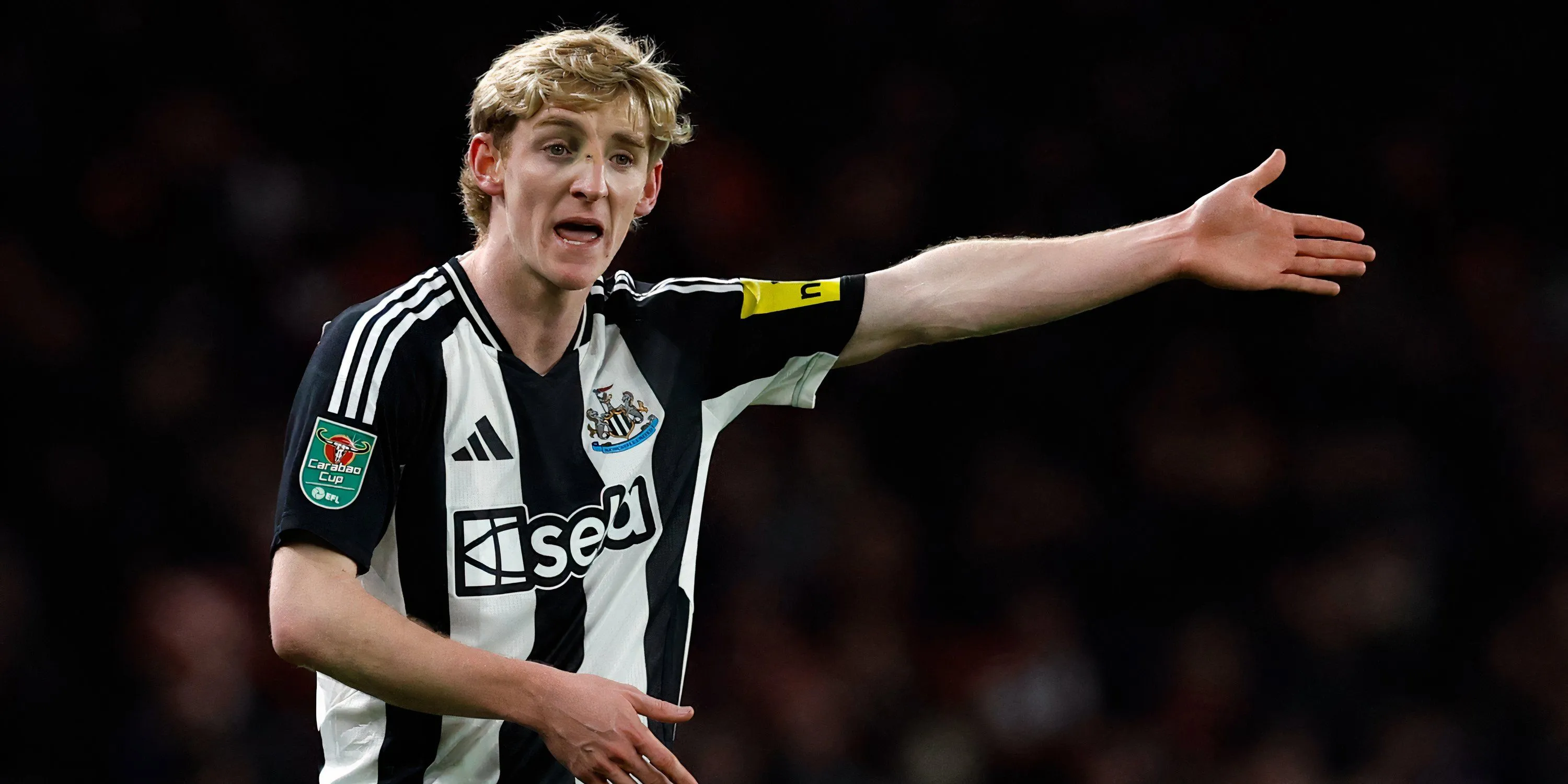 Cầu thủ chạy cánh Anthony Gordon thi đấu năng nổ cho Newcastle United