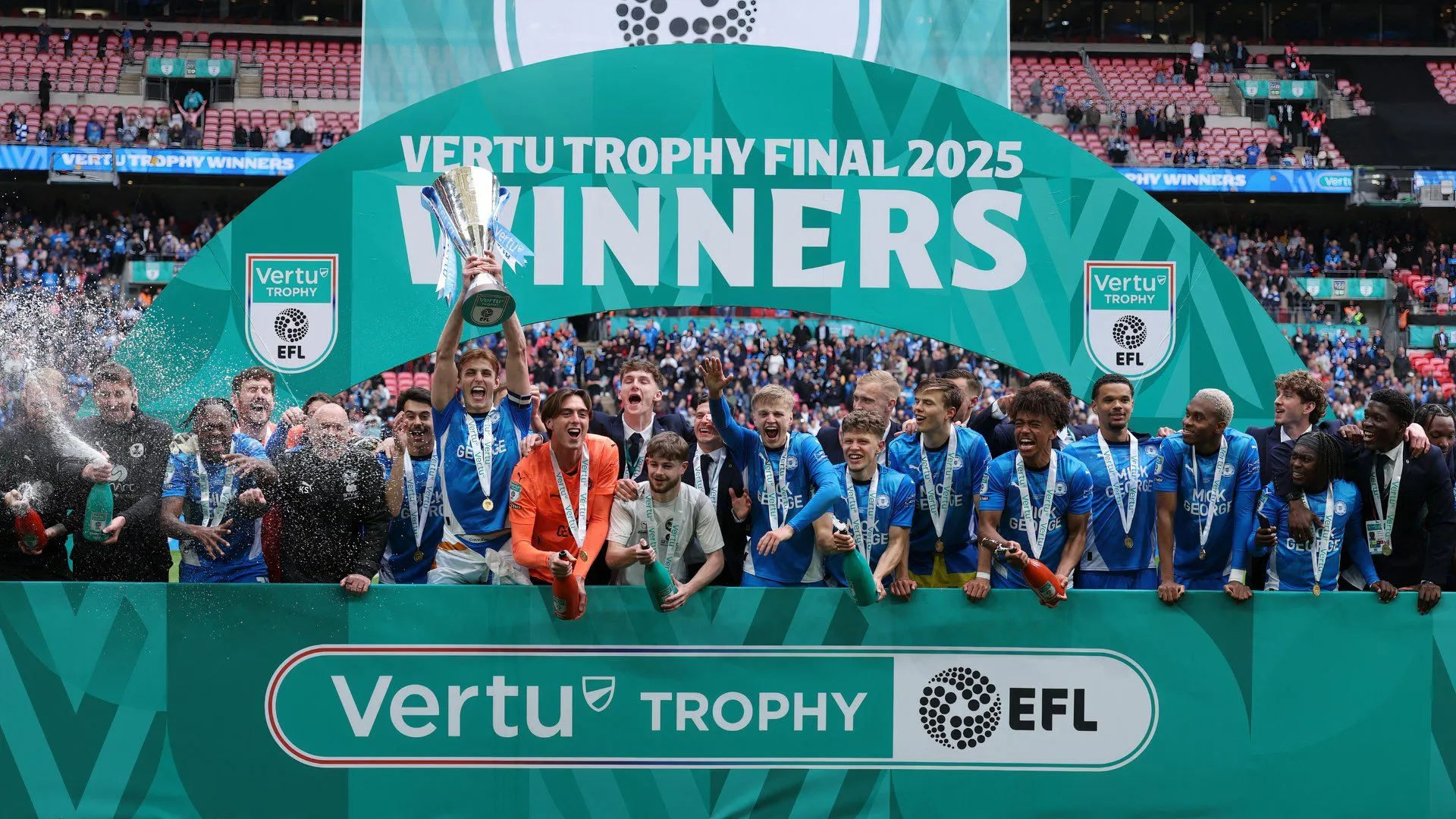 Cầu thủ Peterborough United ăn mừng chức vô địch EFL Trophy