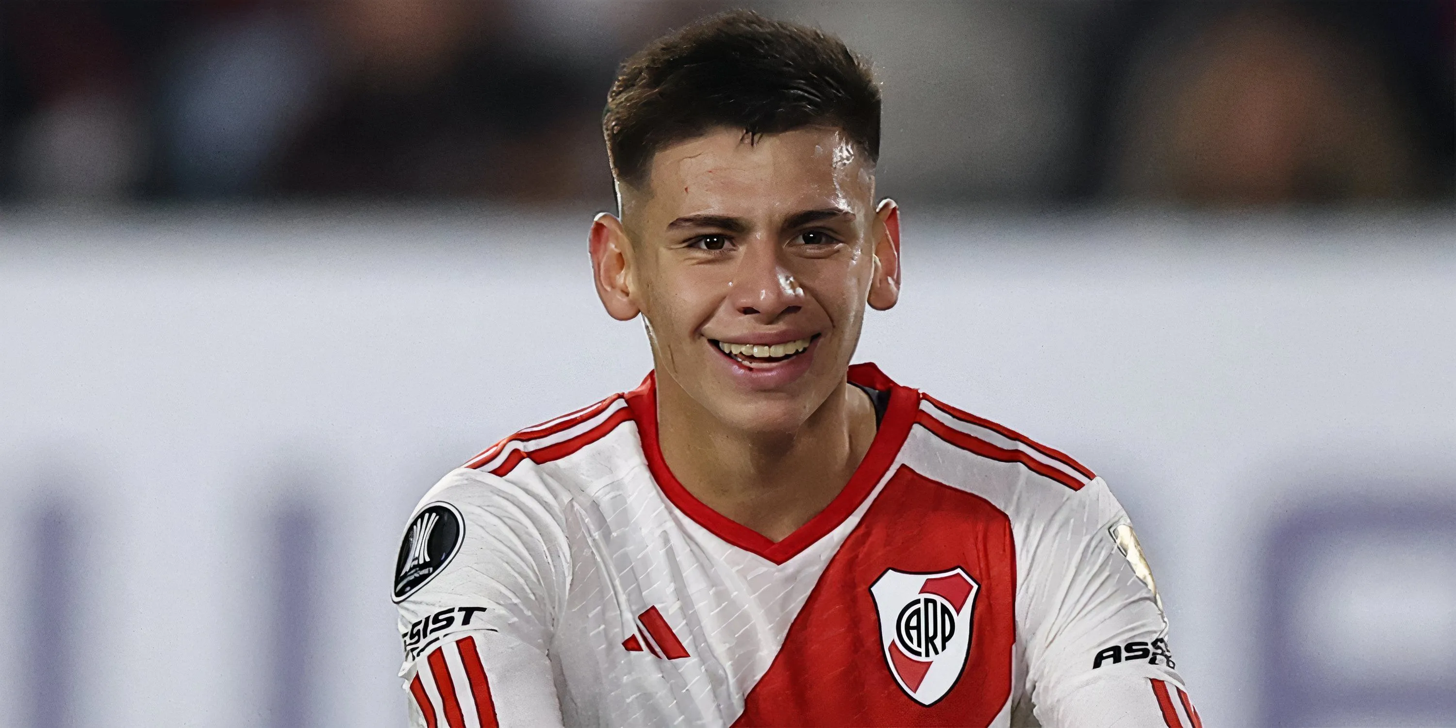 Claudio Echeverri thi đấu cho River Plate