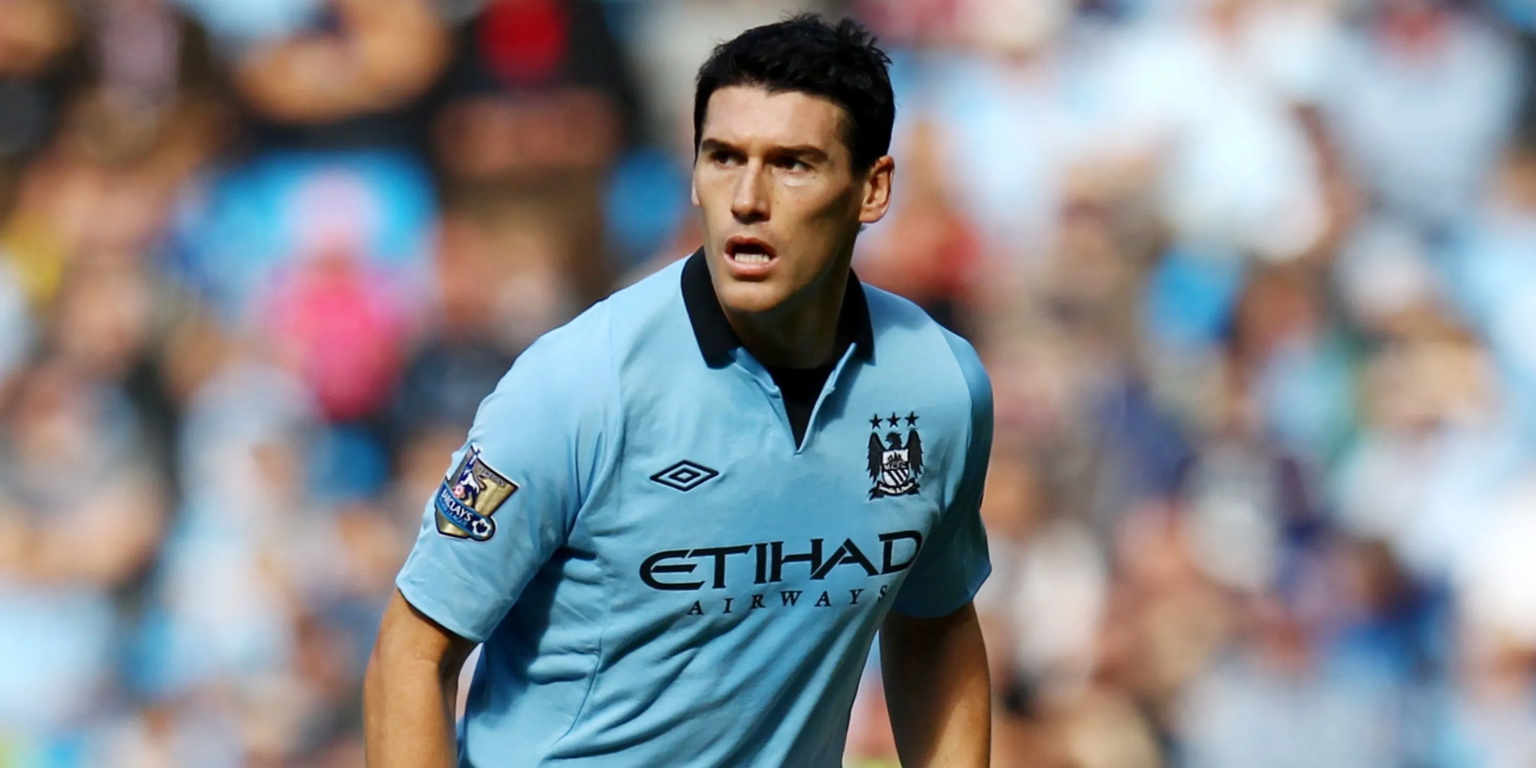 Gareth Barry thi đấu cho Manchester City, cầu thủ giữ kỷ lục ra sân nhiều nhất Premier League