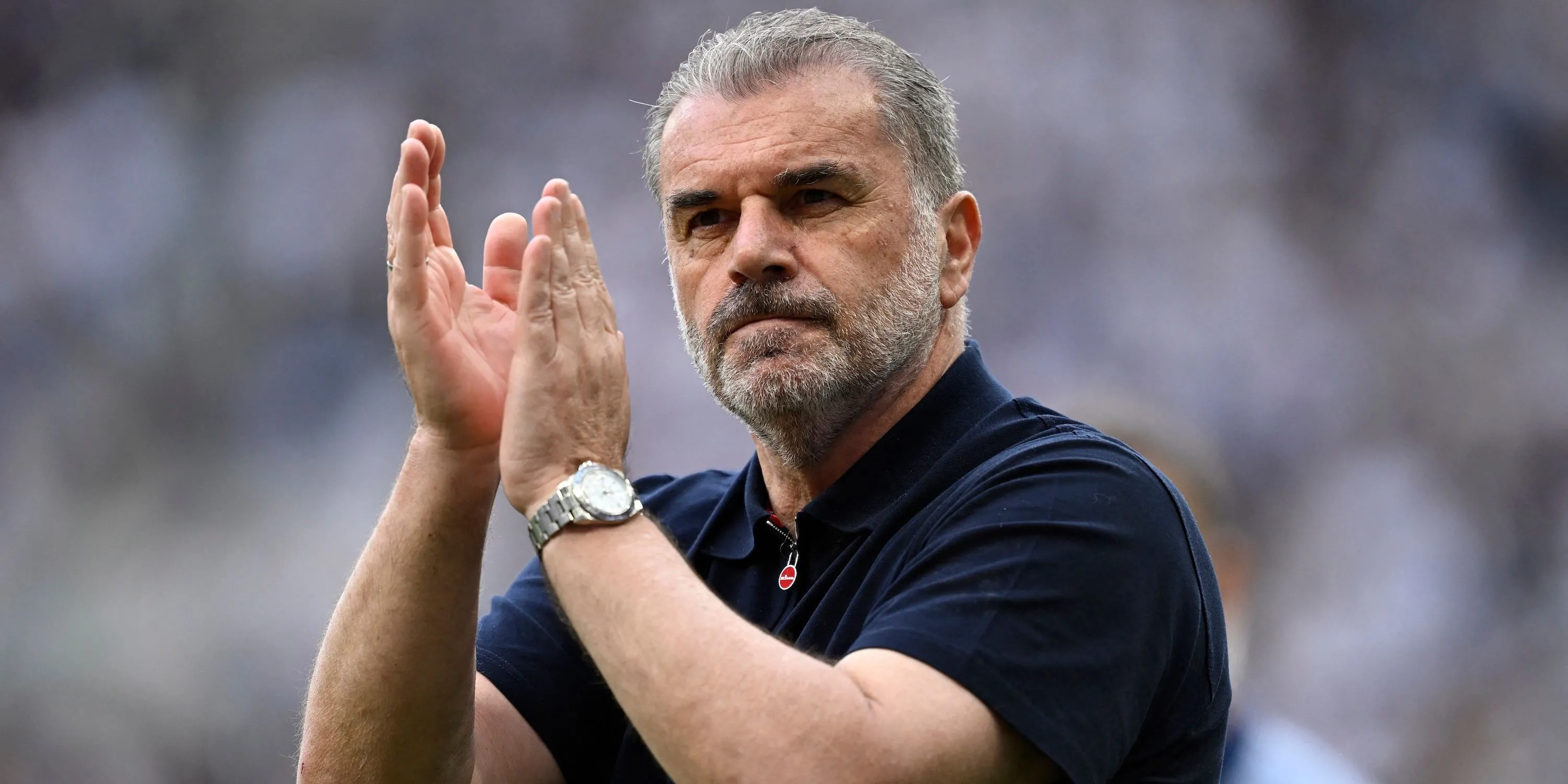 HLV Ange Postecoglou của Tottenham vỗ tay tri ân người hâm mộ