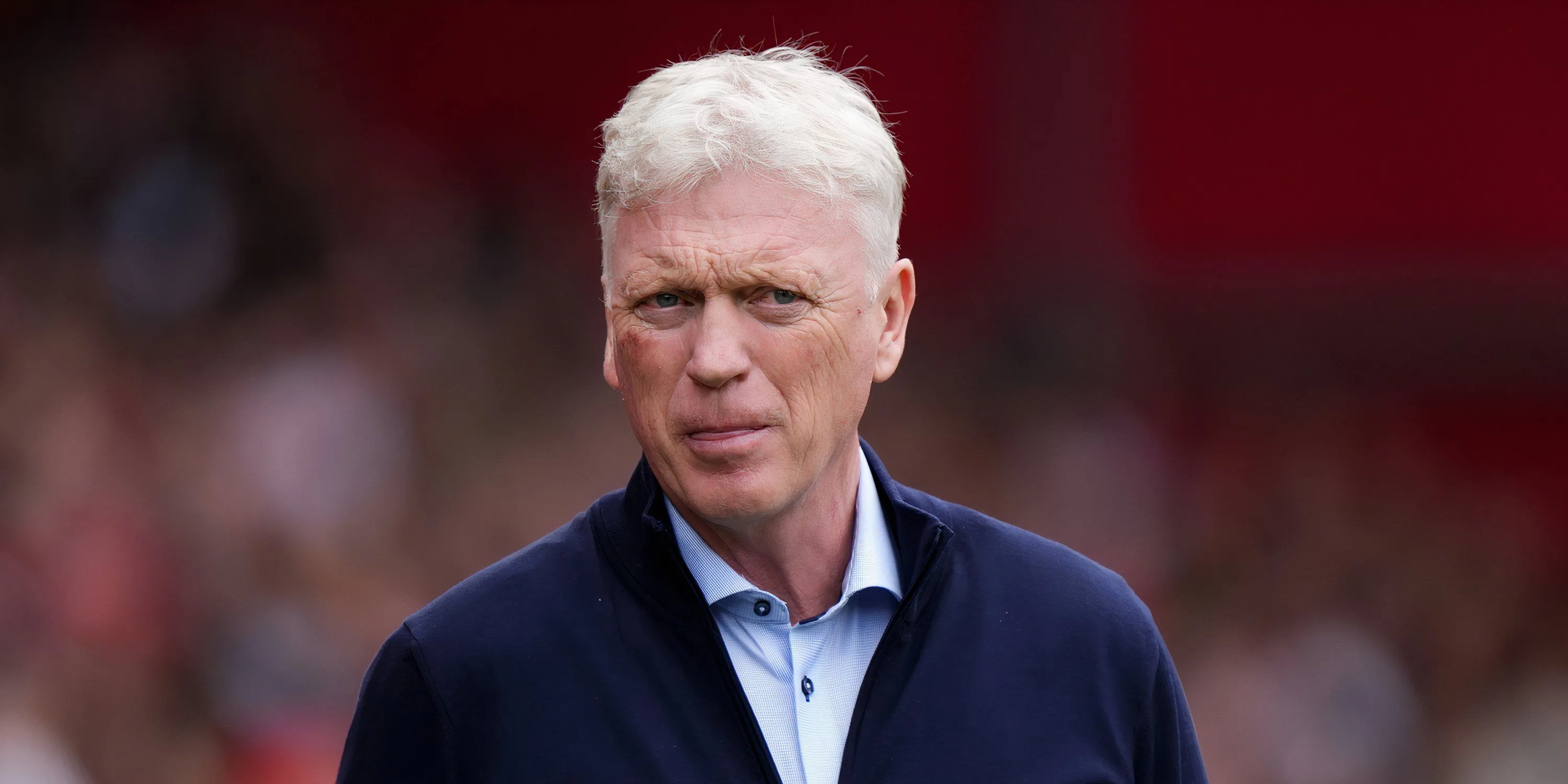HLV David Moyes của Everton theo dõi trận đấu