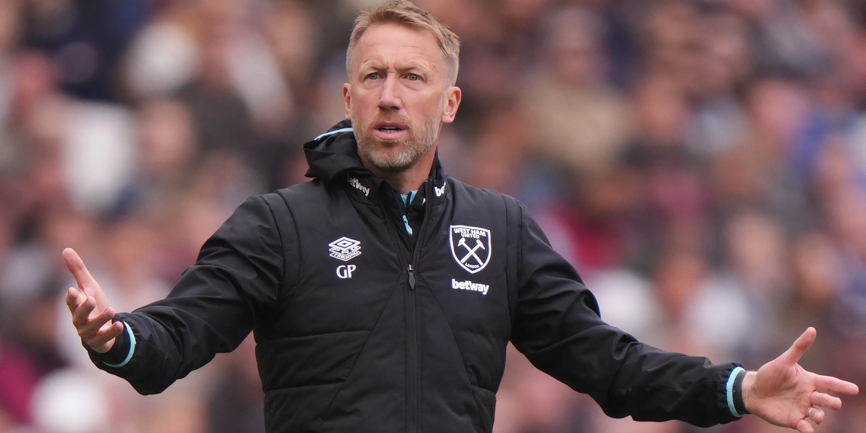 HLV Graham Potter của West Ham trên đường pitch theo dõi trận đấu