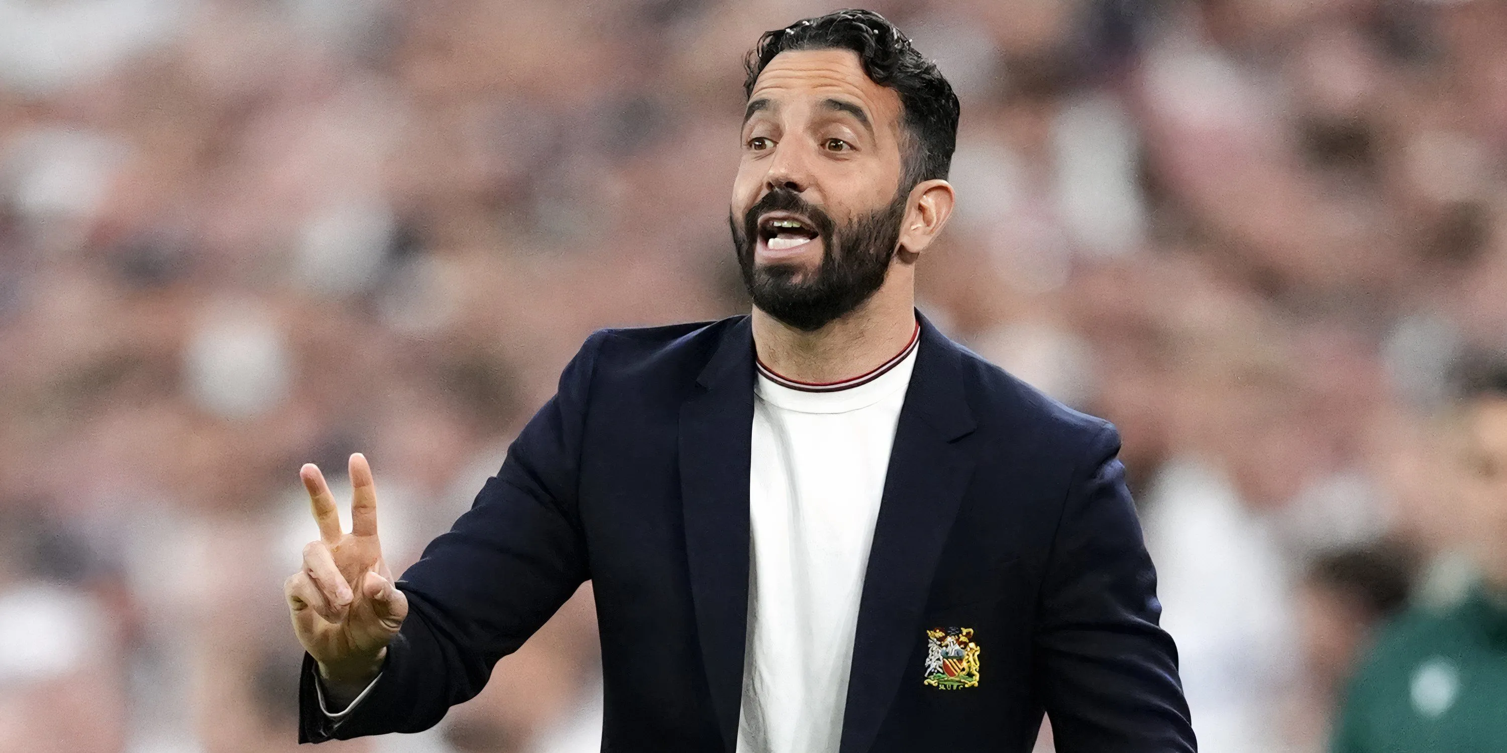 HLV Manchester United Ruben Amorim đưa ra chỉ đạo trên đường biên