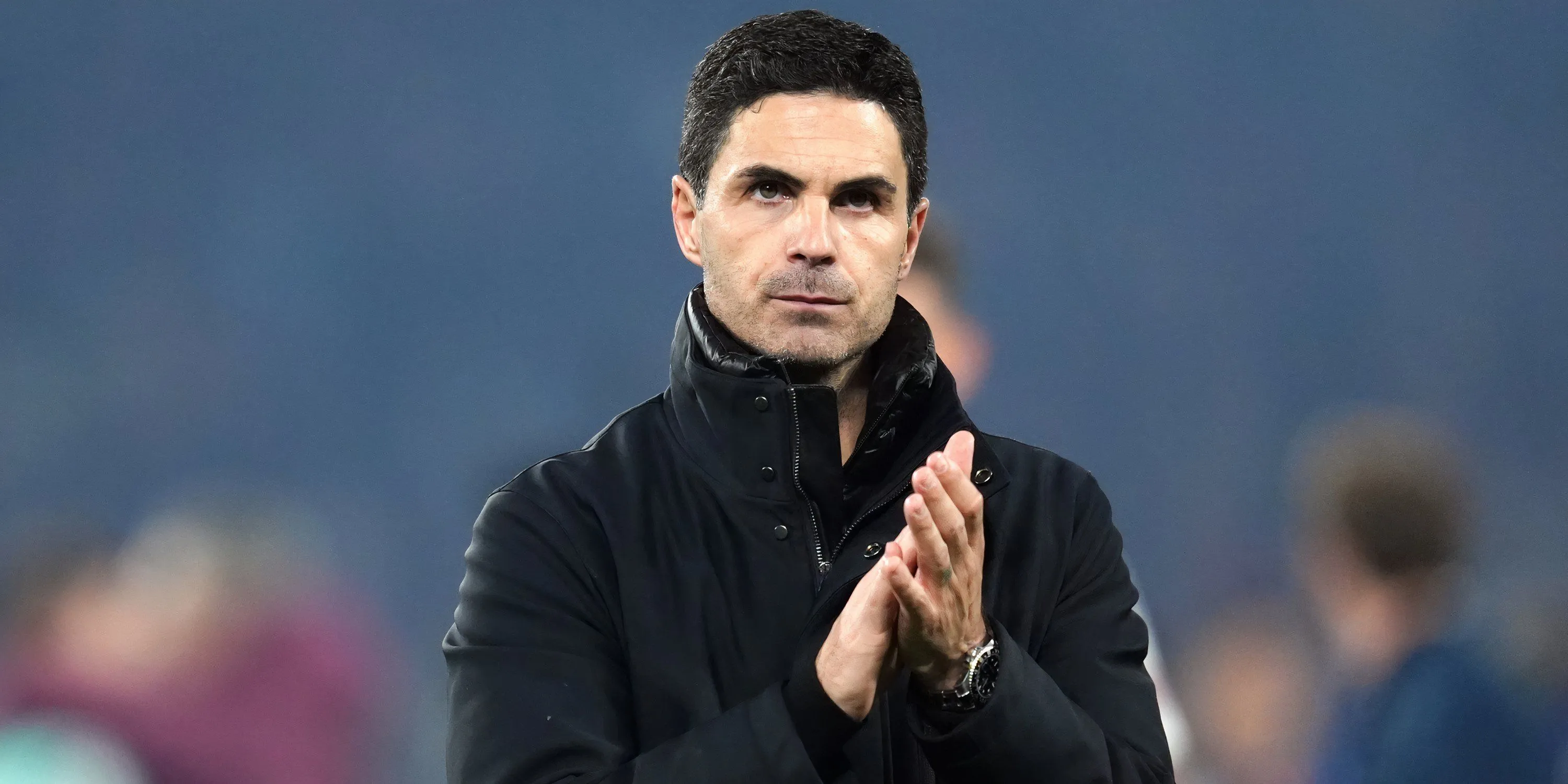 HLV Mikel Arteta của Arsenal vỗ tay cảm ơn người hâm mộ