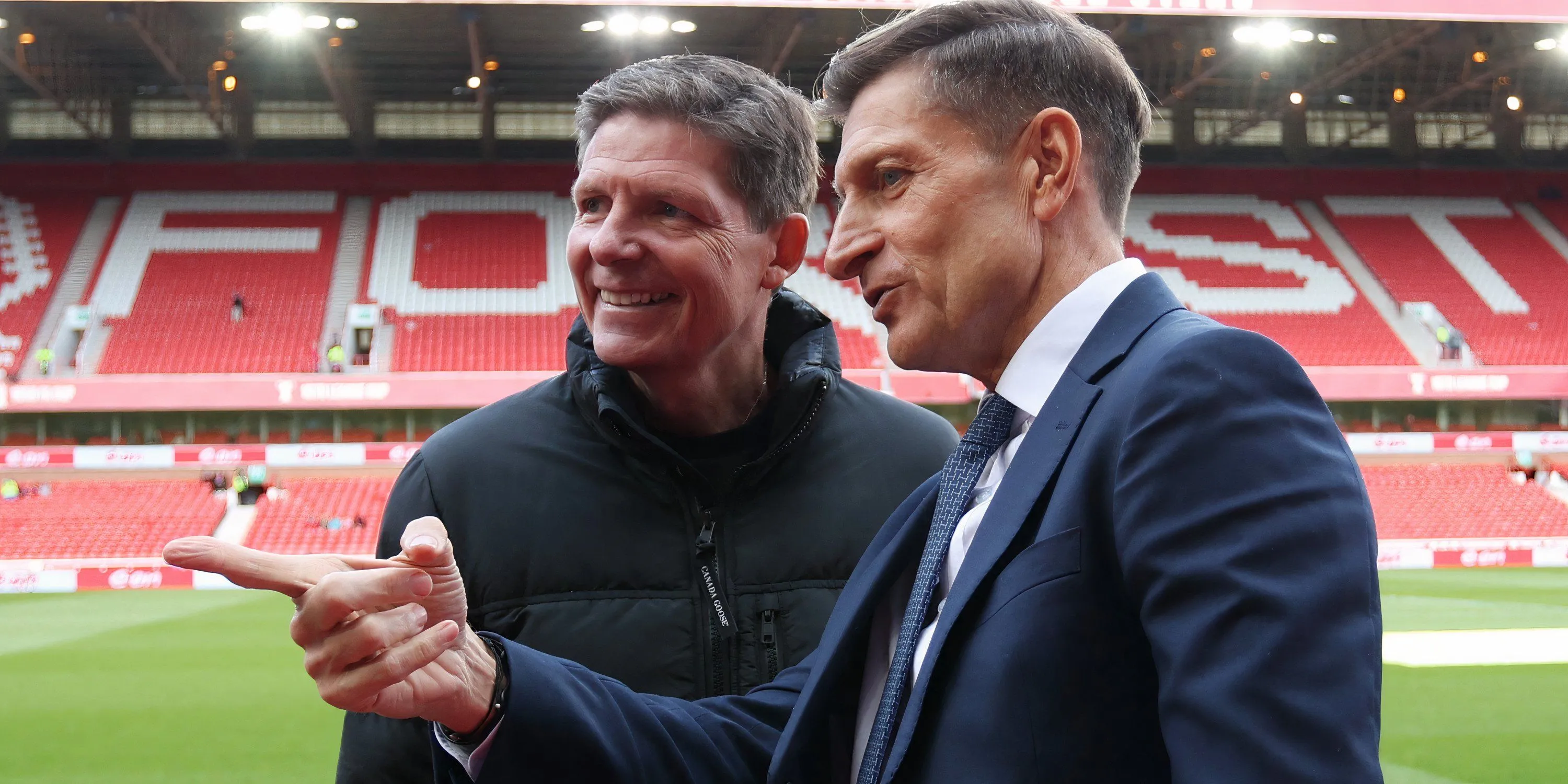 HLV Oliver Glasner và Chủ tịch Crystal Palace ăn mừng danh hiệu FA Cup