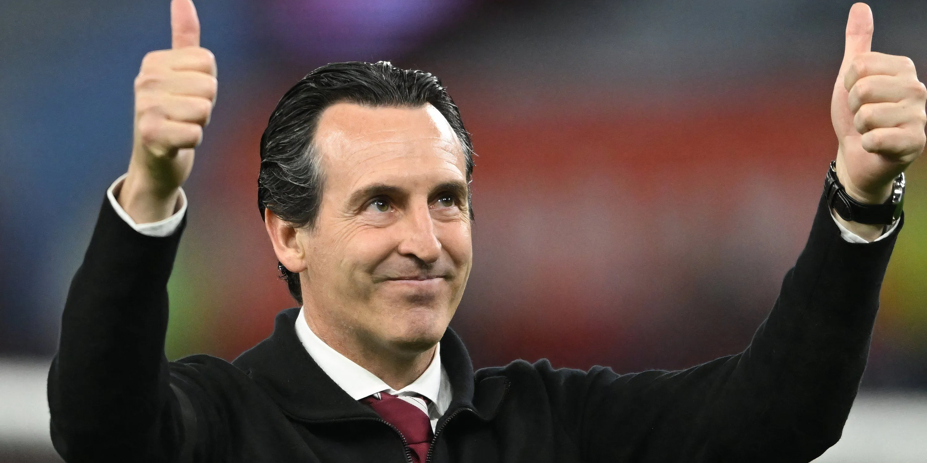 HLV Unai Emery của Aston Villa trên sân cỏ