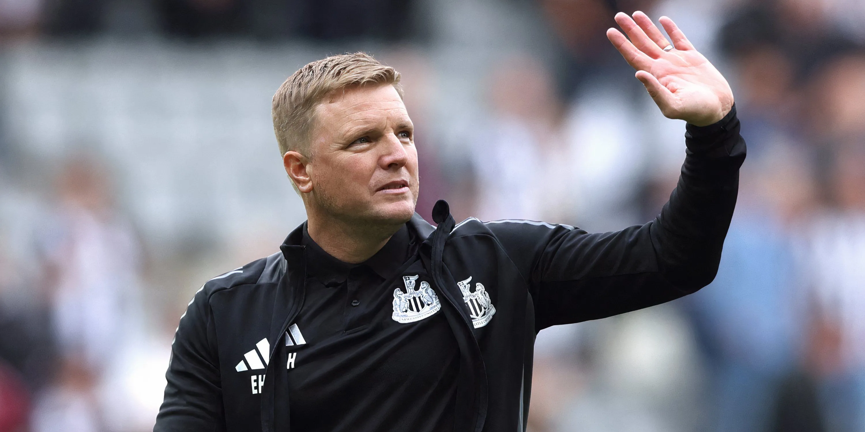 Huấn luyện viên Eddie Howe của Newcastle United chào người hâm mộ