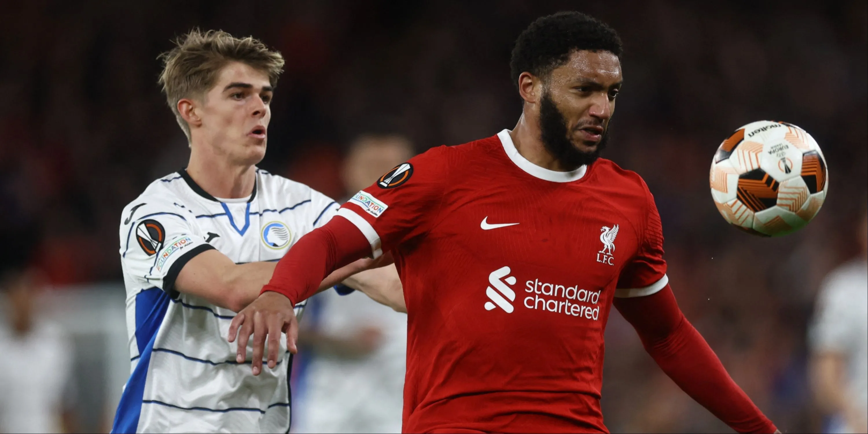 Joe Gomez trong màu áo Liverpool, người có kinh nghiệm thi đấu ở Premier League