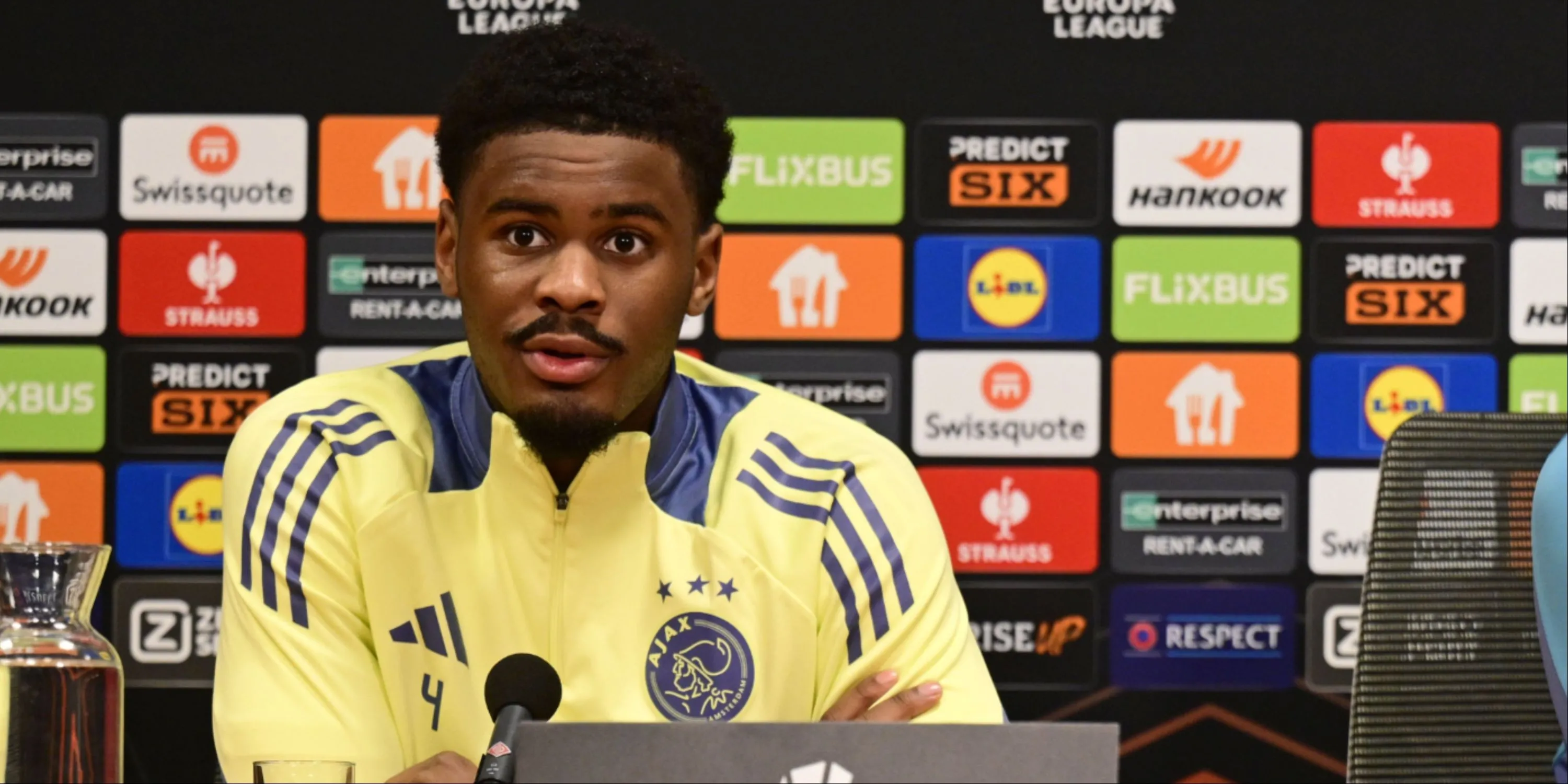 Jorrel Hato thi đấu cho Ajax