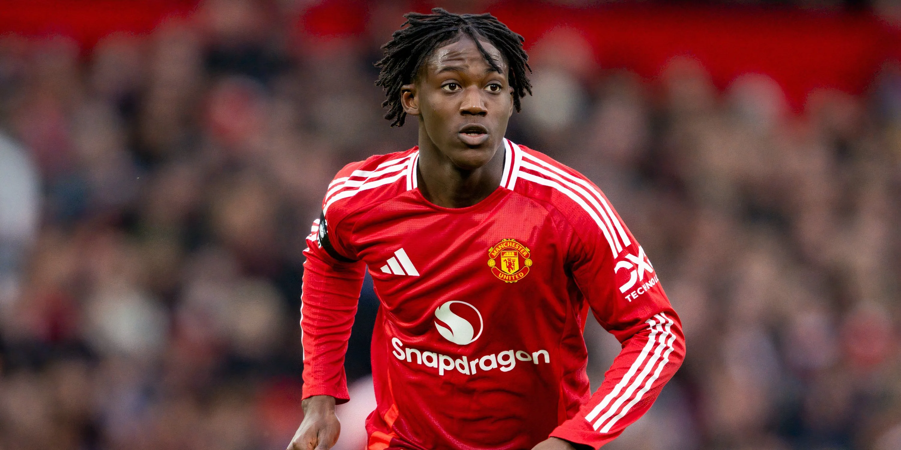 Kobbie Mainoo thi đấu trong màu áo Manchester United