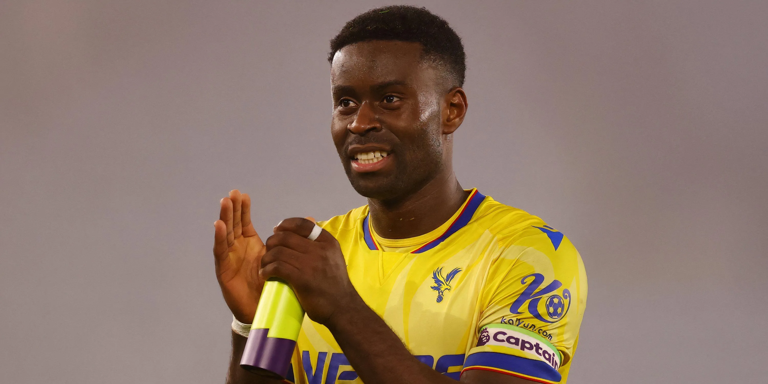 Marc Guehi ăn mừng cùng Crystal Palace