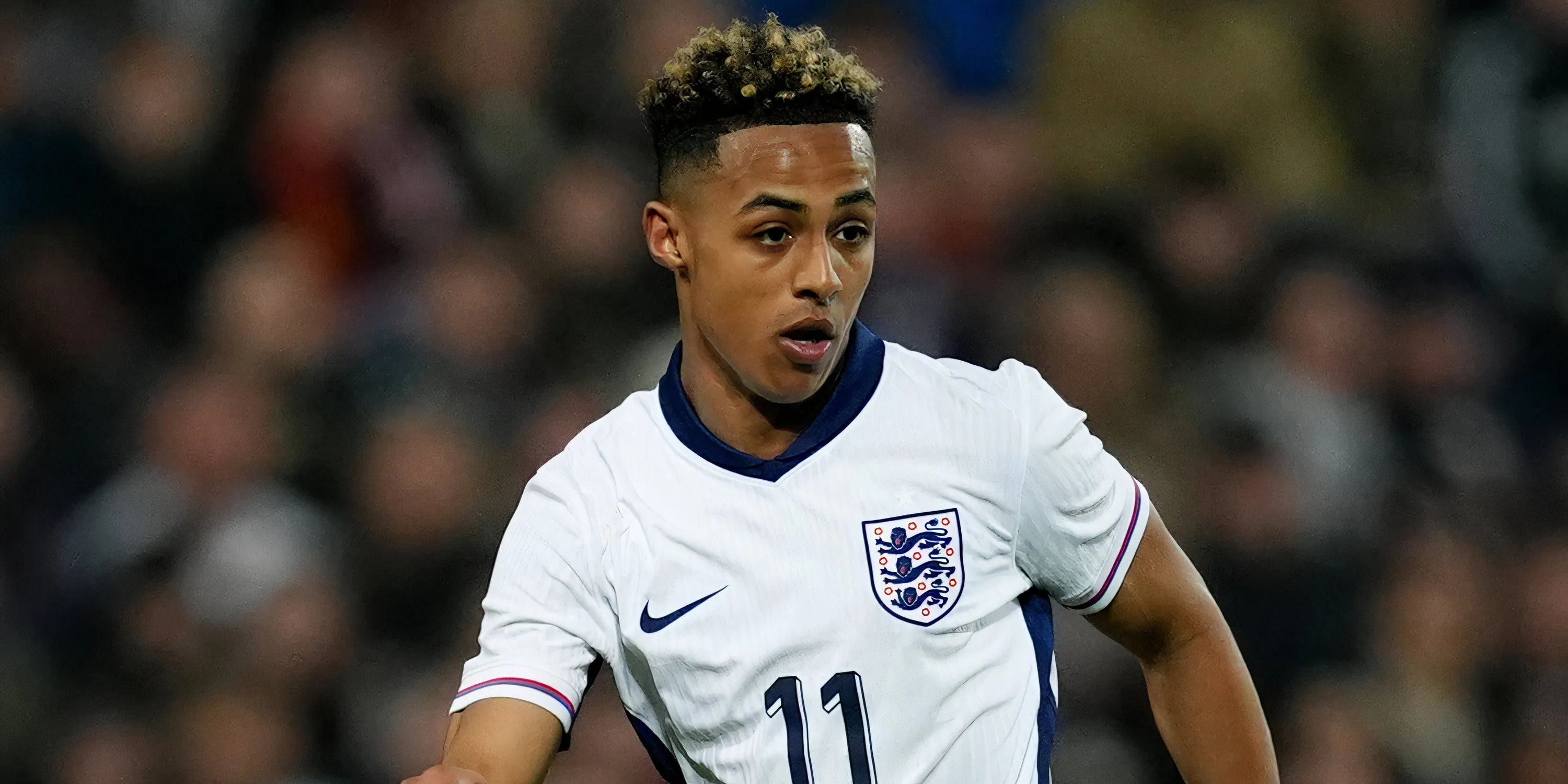 Omari Hutchinson thi đấu cho đội U21 Anh