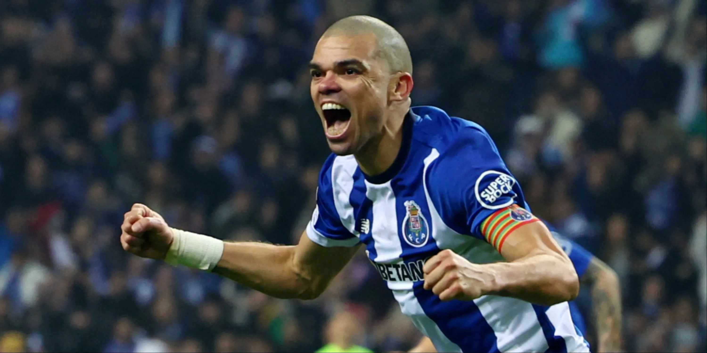 Pepe ăn mừng cùng Porto, một trong những cầu thủ nổi bật từ lò đào tạo Bồ Đào Nha