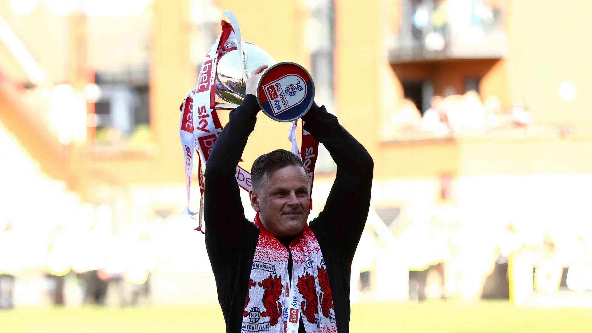 Richie Wellens ăn mừng chức vô địch League Two cùng Leyton Orient