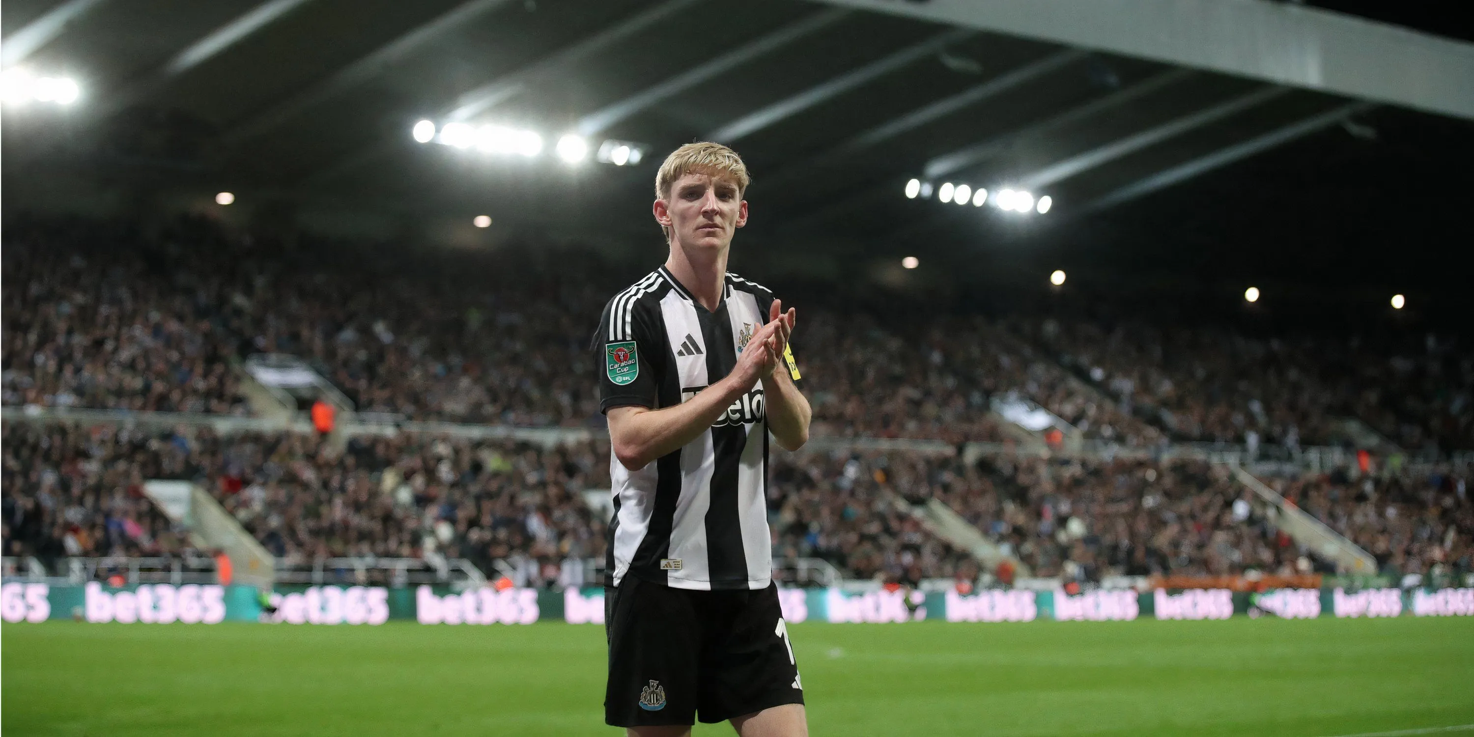 Tiền đạo cánh Anthony Gordon của Newcastle thể hiện tốc độ và khả năng đột phá.