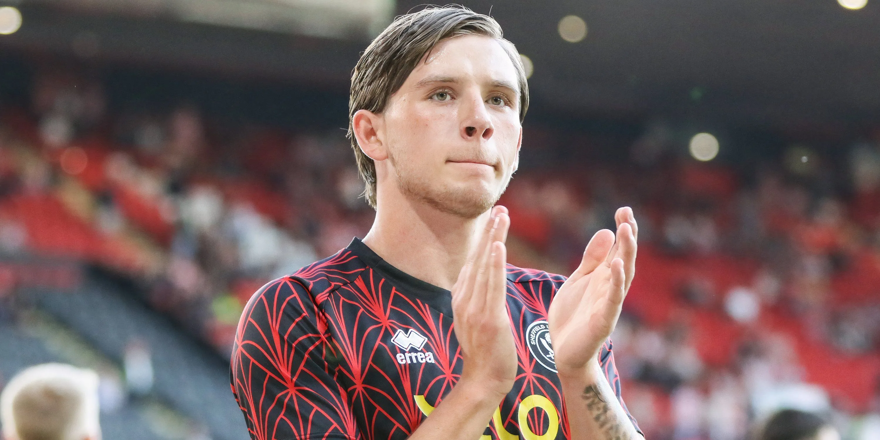 Tiền vệ Sydie Peck của Sheffield United vẫy tay chào người hâm mộ