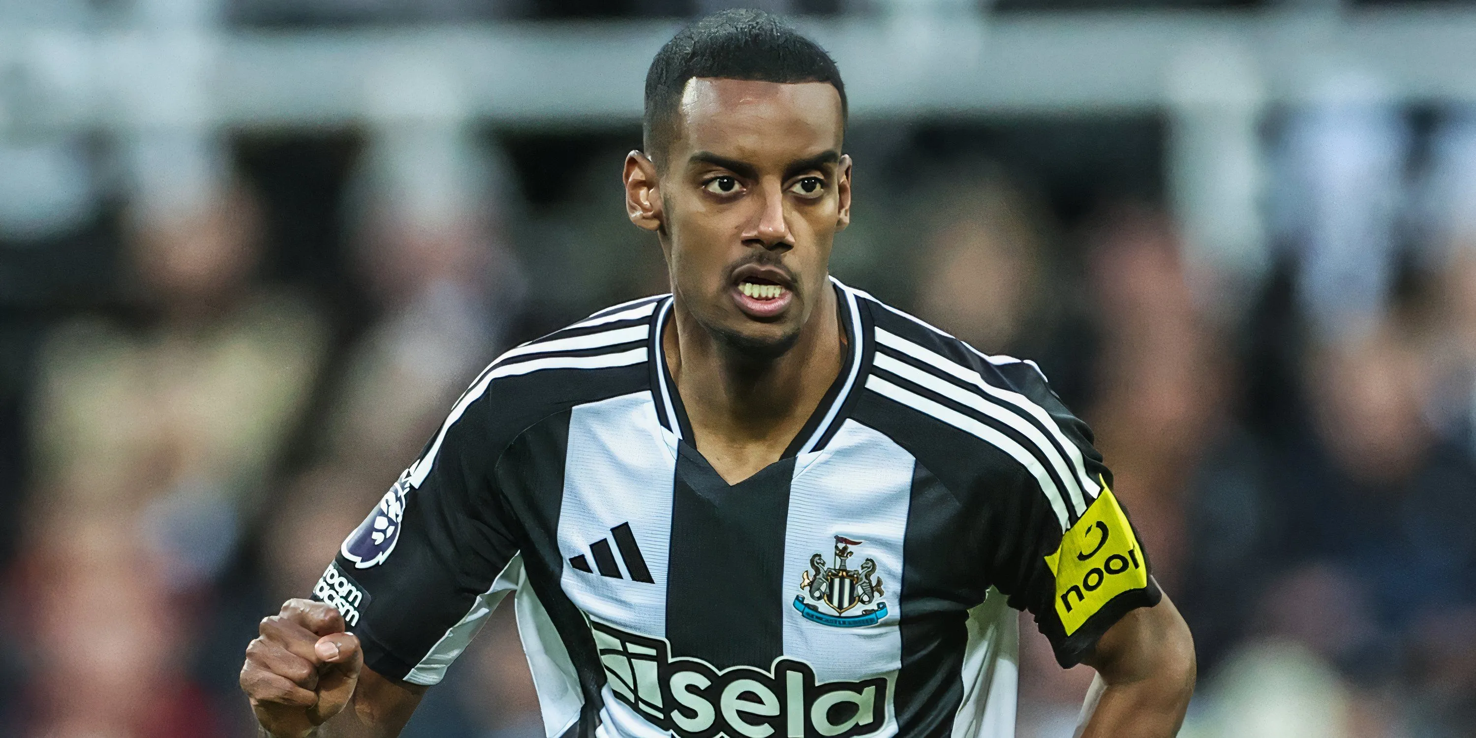 Alexander Isak trong màu áo Newcastle United khi đối mặt với những đồn đoán về tương lai