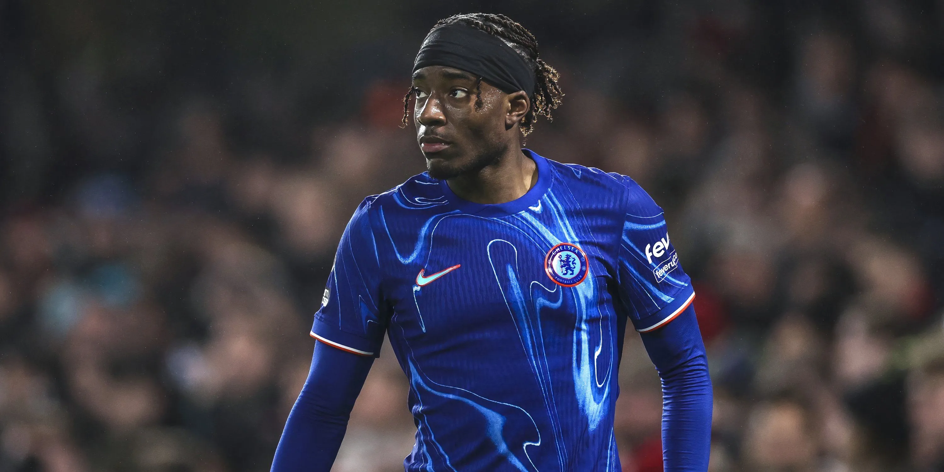 Cầu thủ chạy cánh Noni Madueke trong màu áo Chelsea