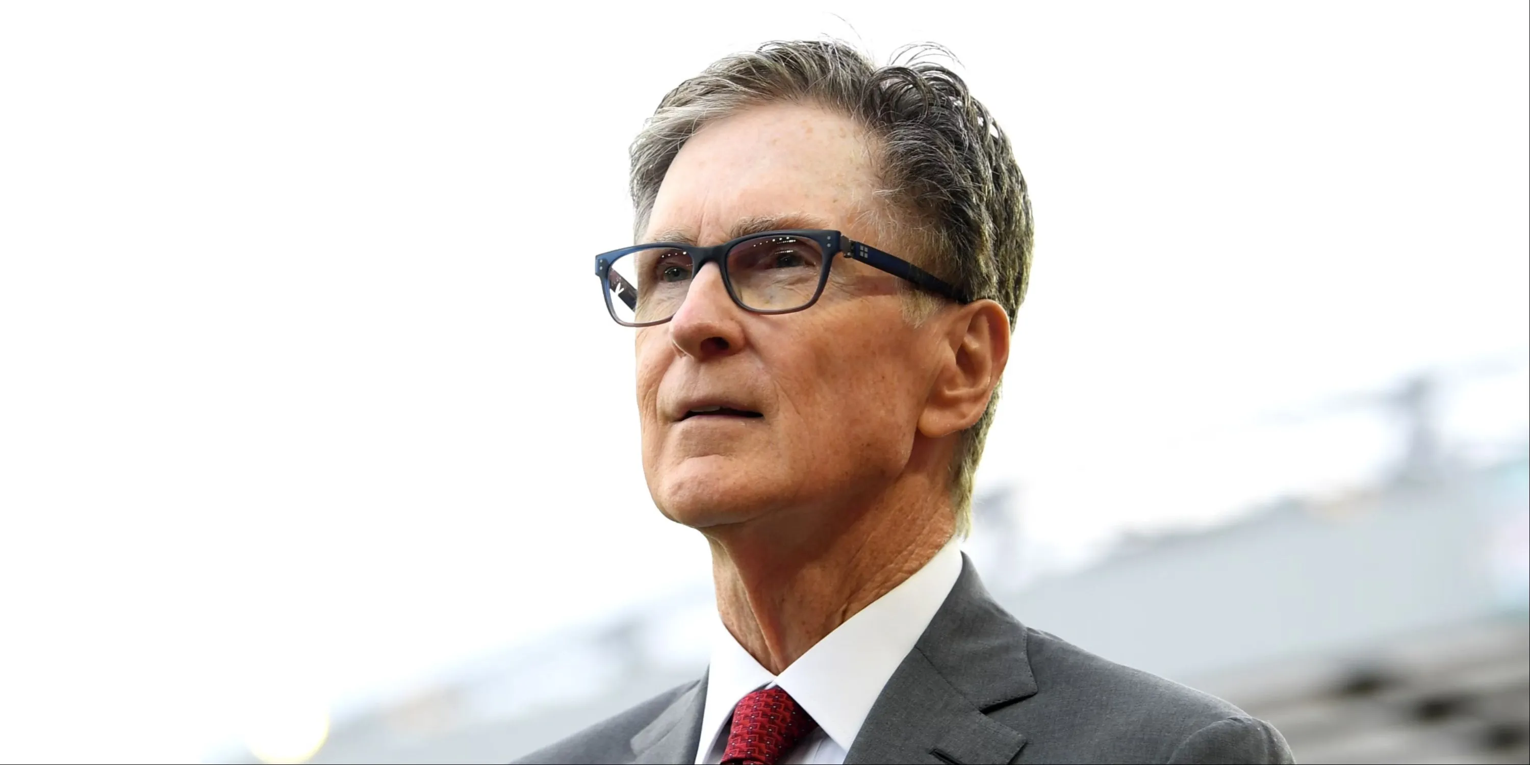 Chủ sở hữu Liverpool John W. Henry trên sân Anfield