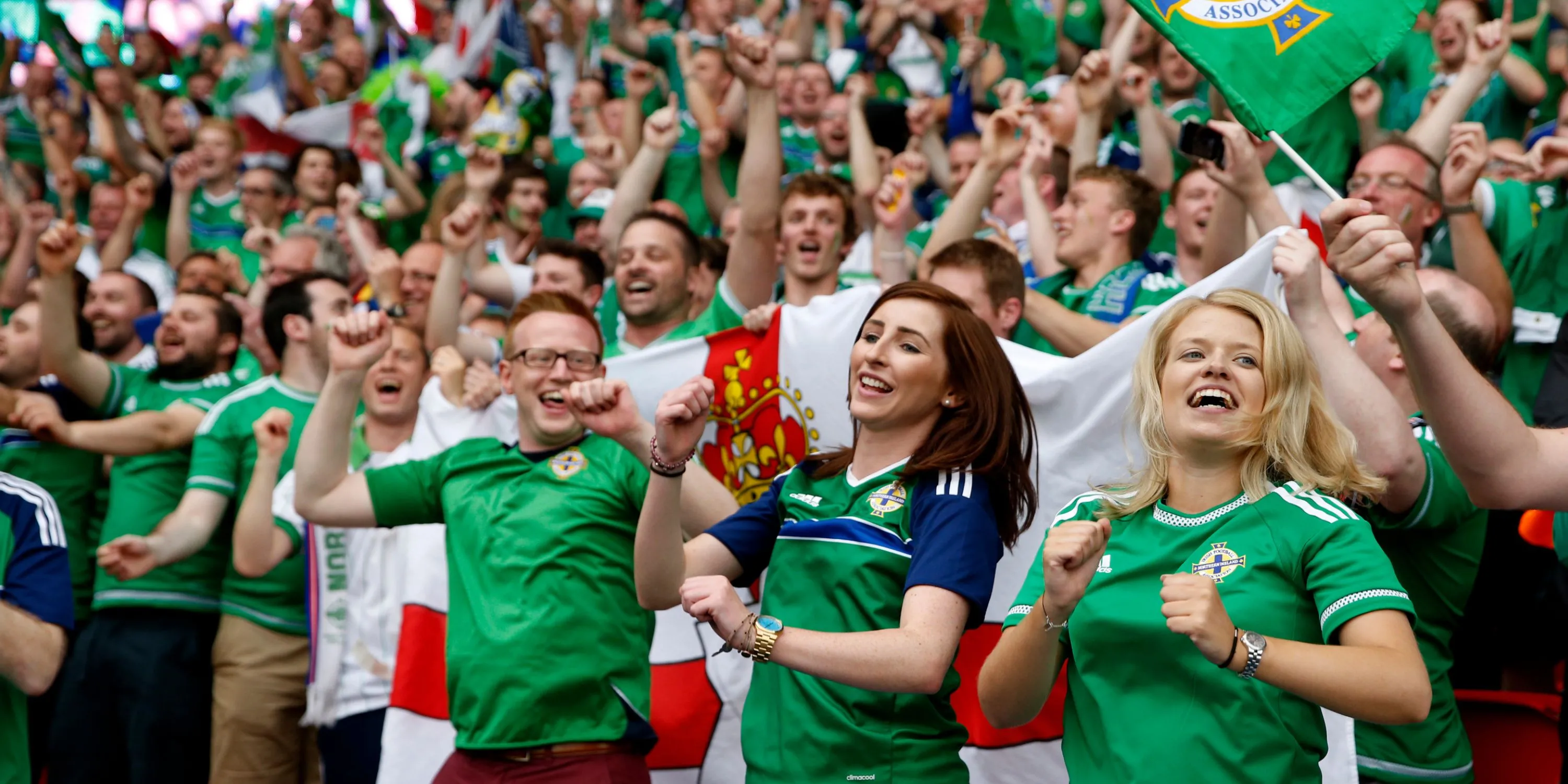 Cổ động viên Bắc Ireland tạo nên không khí sôi động với bài hát &quot;Will Grigg's On Fire&quot;
