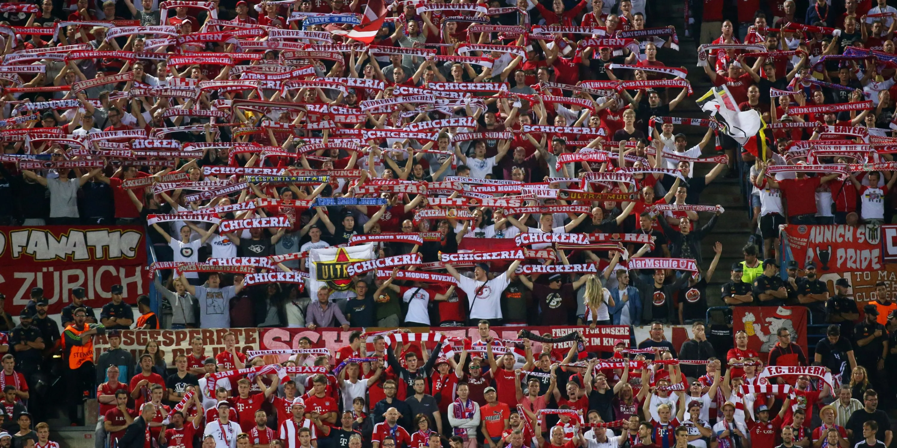 Cổ động viên Bayern Munich giương cao khăn cổ vũ, hòa mình vào khúc ca &quot;Stern Des Sudens&quot;