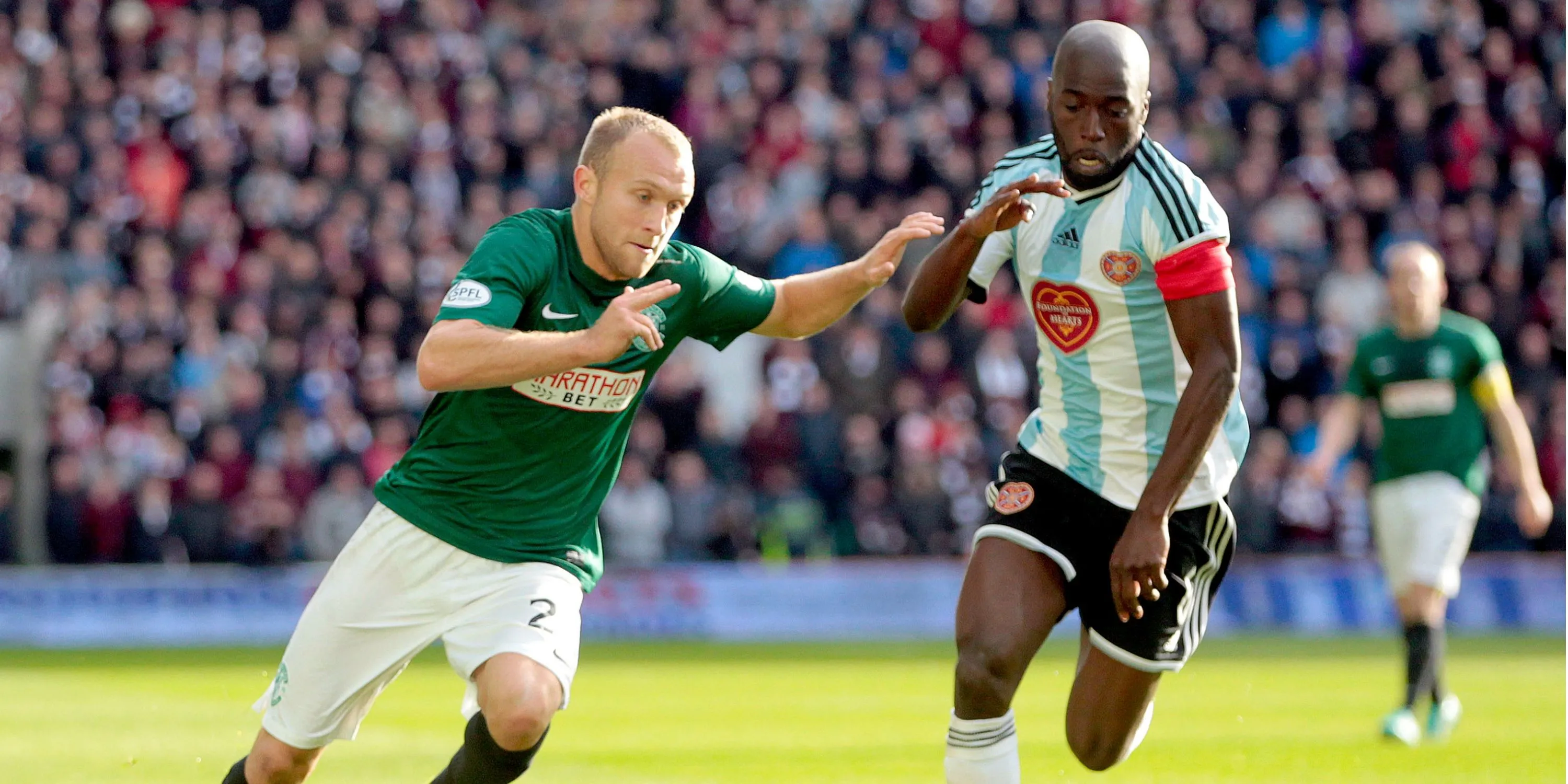 Cổ động viên Hibernian cuồng nhiệt trong trận derby Edinburgh với Hearts