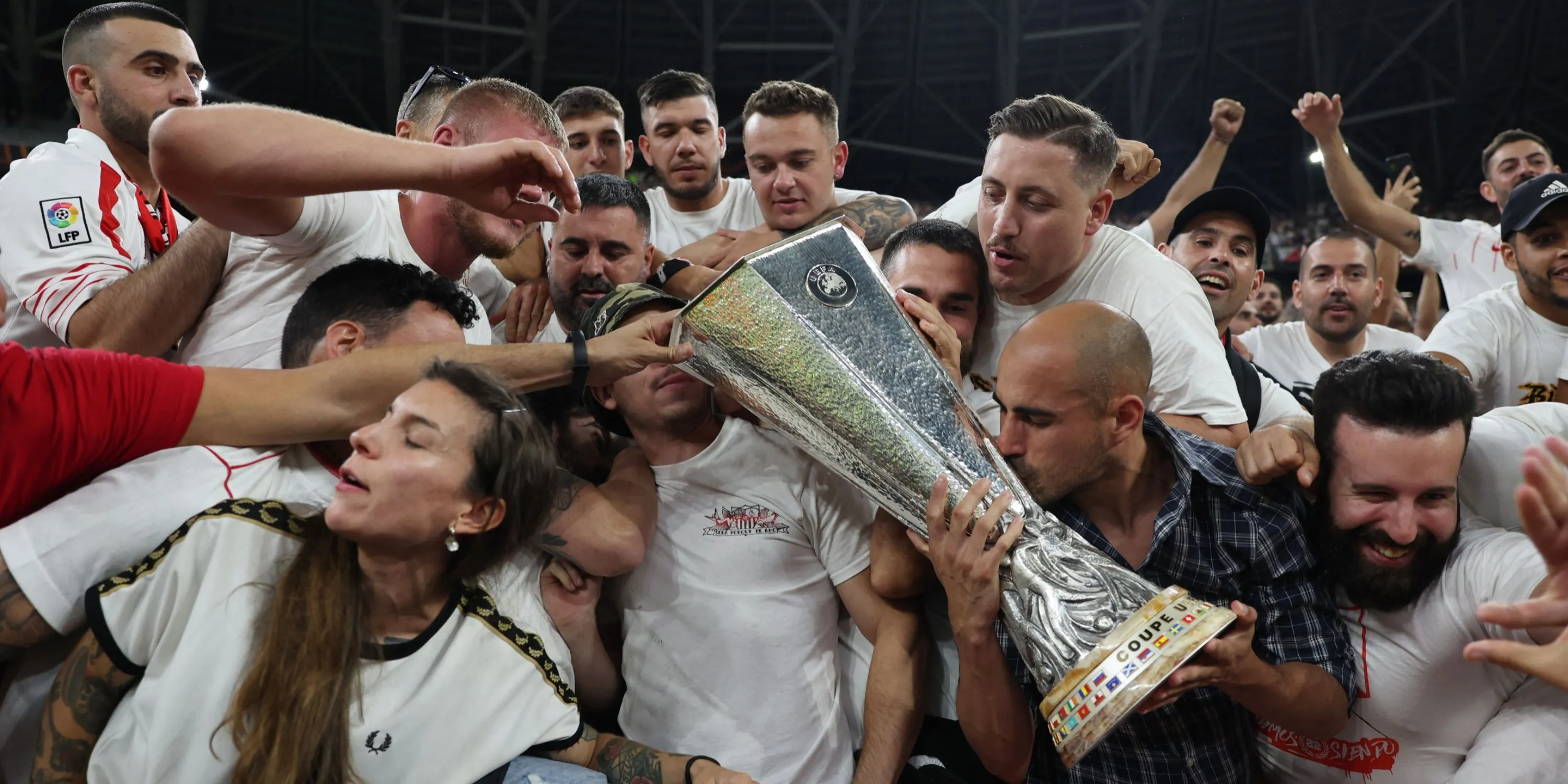 Cổ động viên Sevilla ăn mừng cuồng nhiệt với chiếc cúp Europa League lịch sử