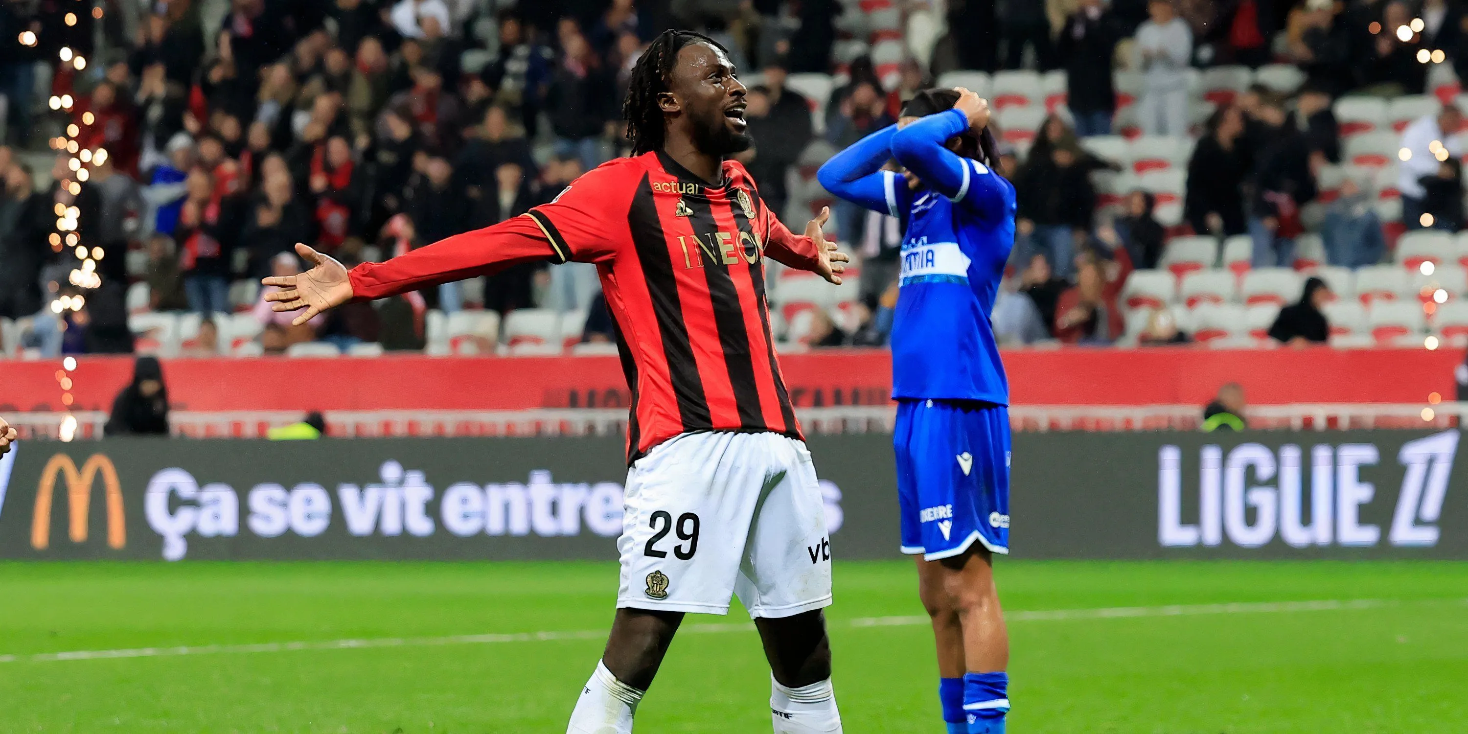Evann Guessand OGC Nice trong màu áo câu lạc bộ