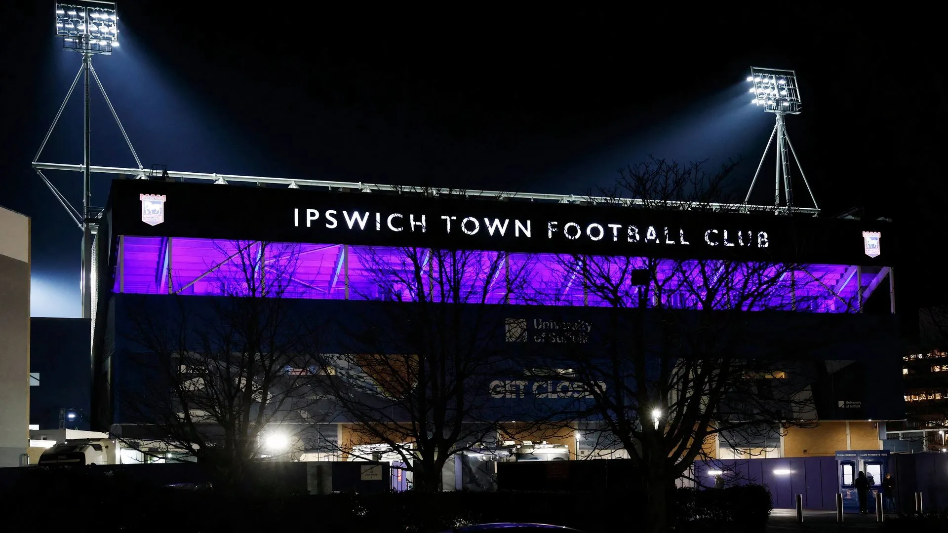 Góc nhìn tổng thể sân Portman Road của Ipswich Town từ bên ngoài.