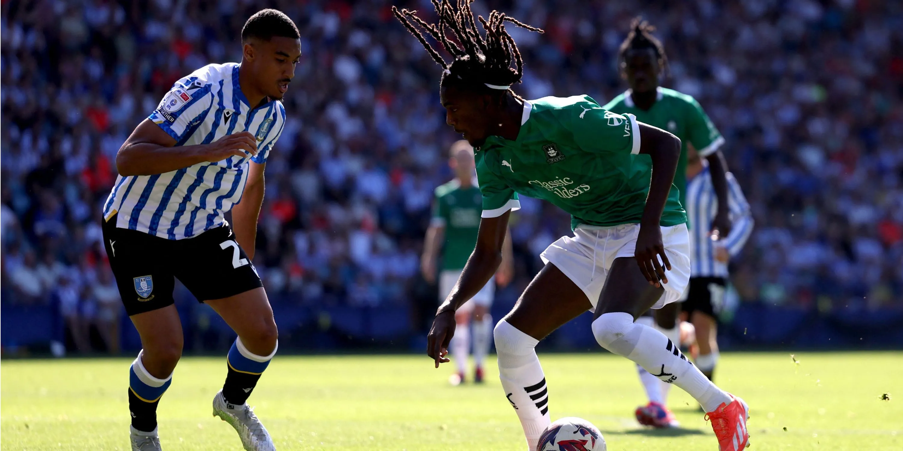 Hậu vệ Akin Famewo chuẩn bị rời Sheffield Wednesday để gia nhập Hull City.
