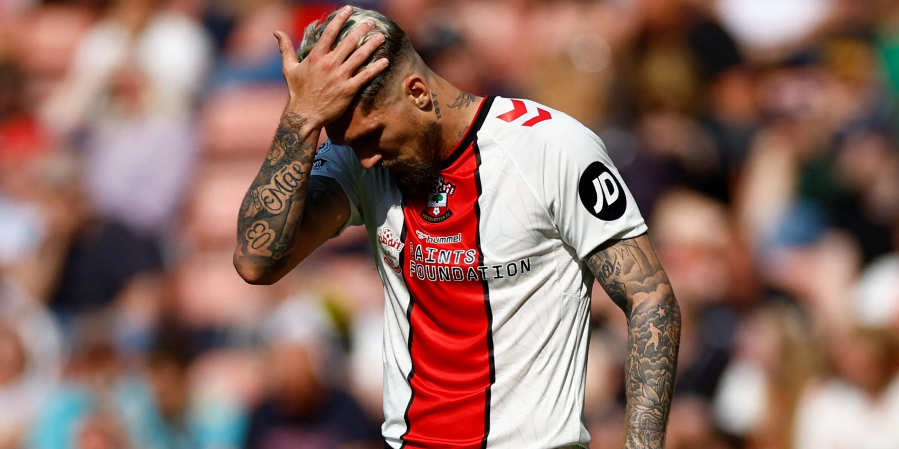 Hậu vệ Lyanco trong màu áo Southampton, từng thi đấu ấn tượng tại Premier League và hiện là mục tiêu của Everton
