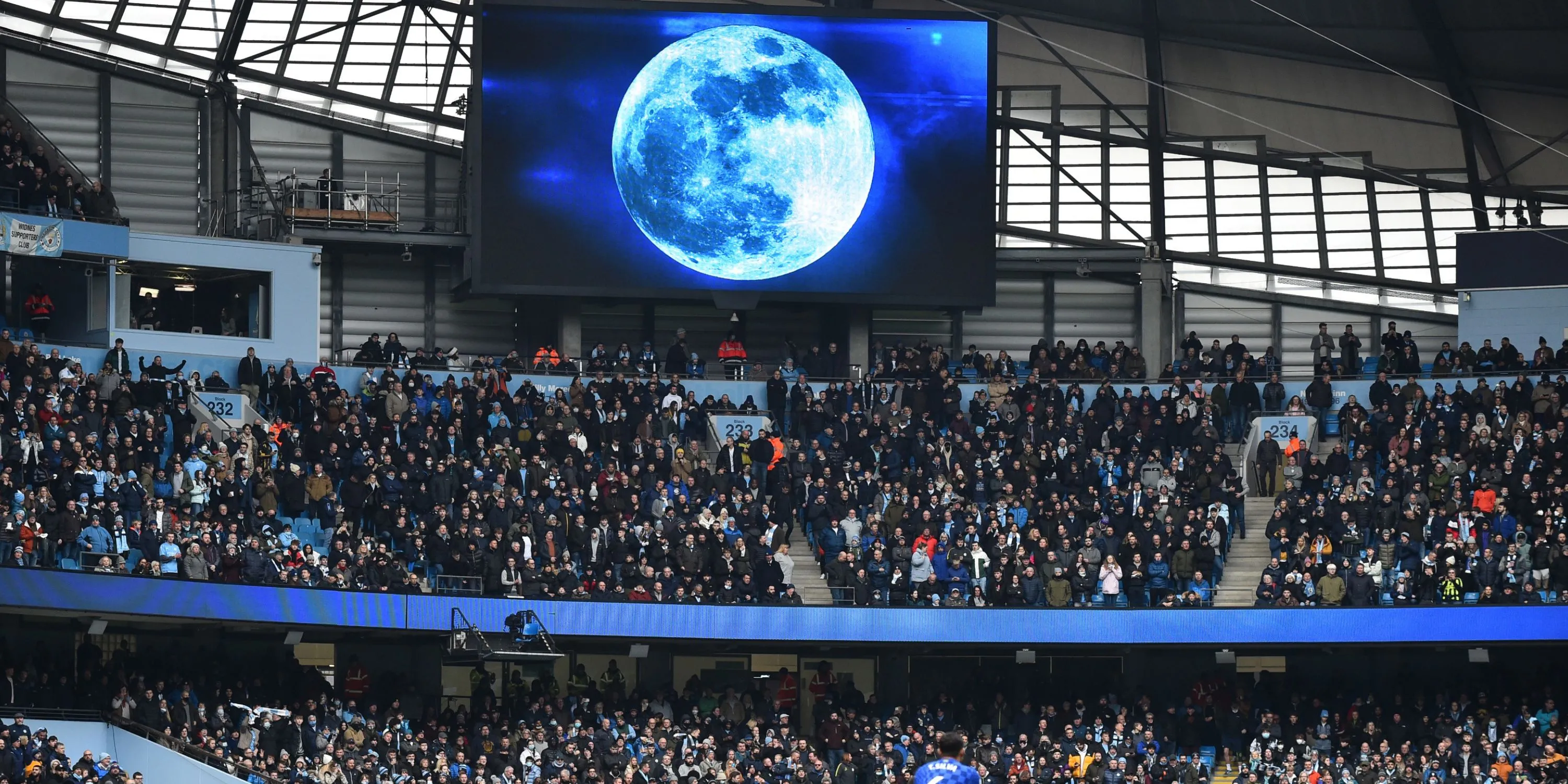 Hình ảnh mặt trăng xanh được chiếu trên màn hình lớn tại sân vận động của Manchester City, gợi nhớ bài hát &quot;Blue Moon&quot;