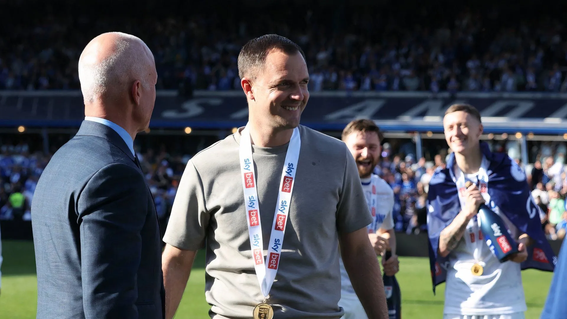 HLV Chris Davies và đồng chủ sở hữu Tom Wagner của Birmingham City thảo luận về chiến lược chuyển nhượng và mục tiêu thăng hạng Championship