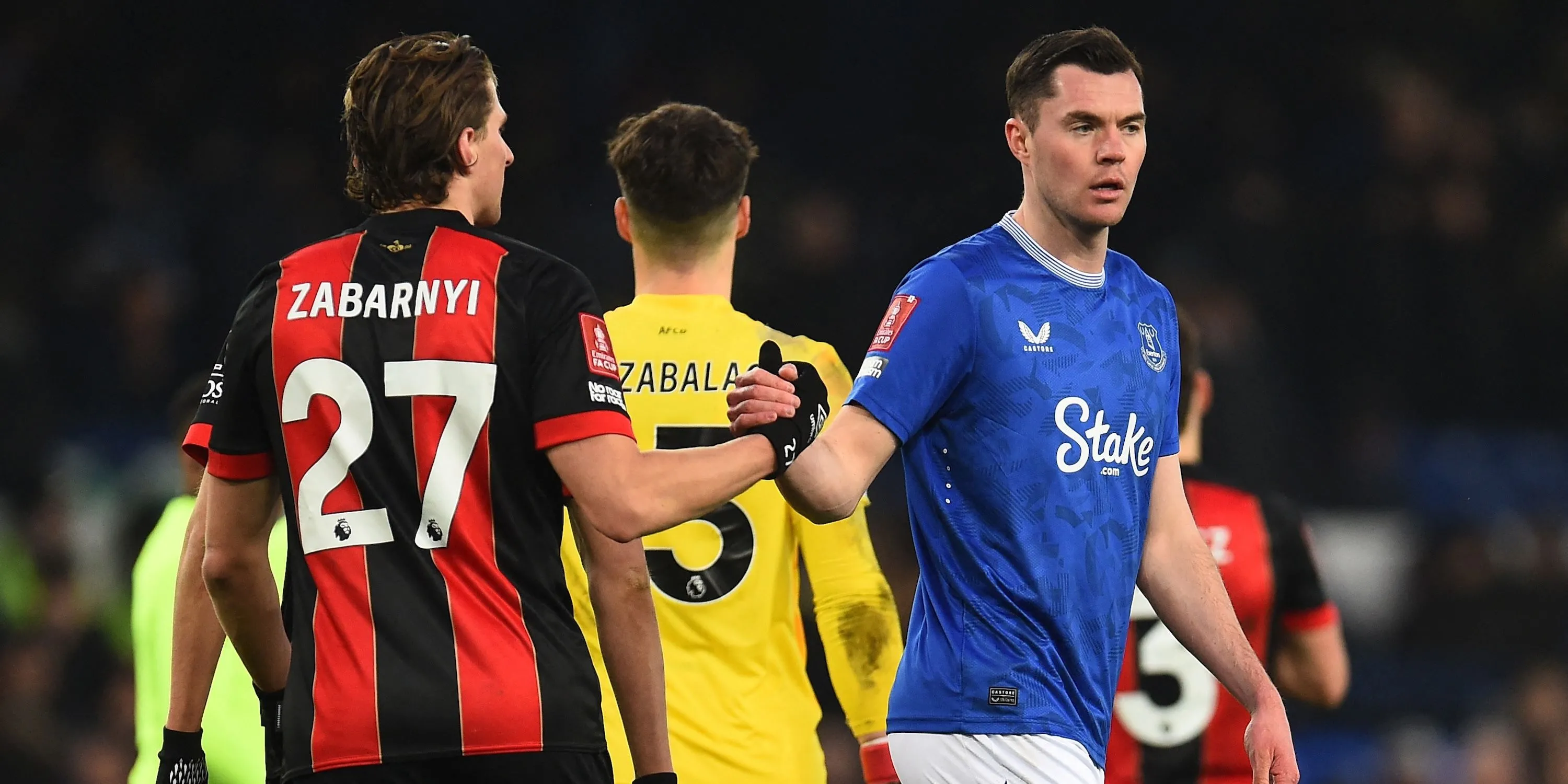 Illya Zabarnyi của Bournemouth bắt tay Michael Keane của Everton sau trận đấu, thể hiện sự chuyên nghiệp của trung vệ người Ukraine.