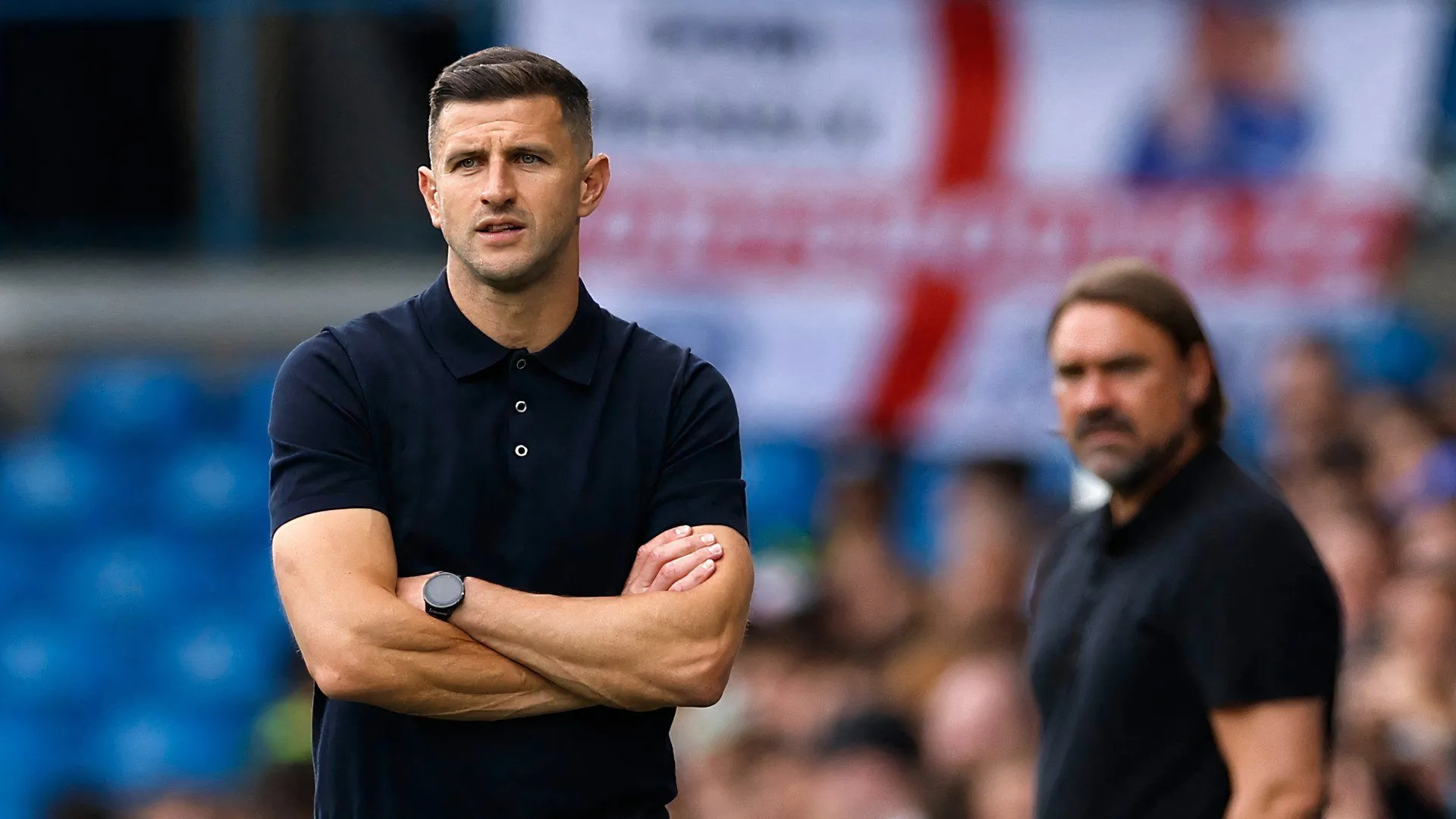 John Mousinho chỉ đạo trận đấu cho Portsmouth