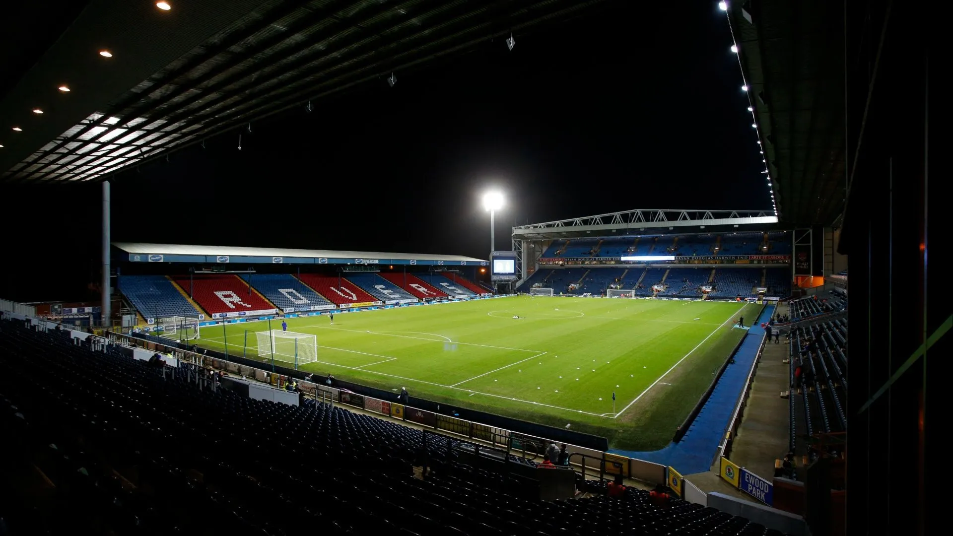 Khung cảnh sân Ewood Park của Blackburn Rovers, nổi bật với sự cuồng nhiệt của cổ động viên.