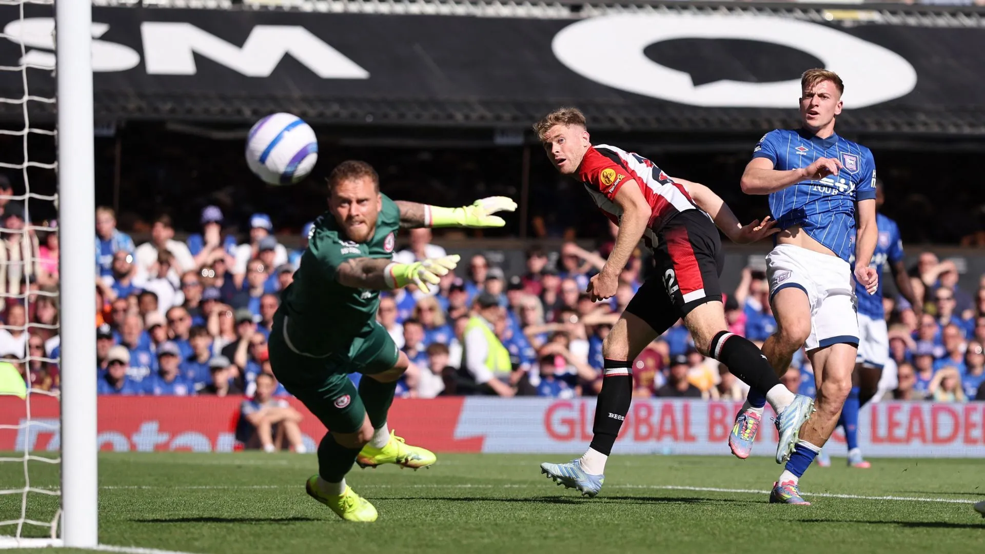 Liam Delap ăn mừng bàn thắng cho Ipswich Town